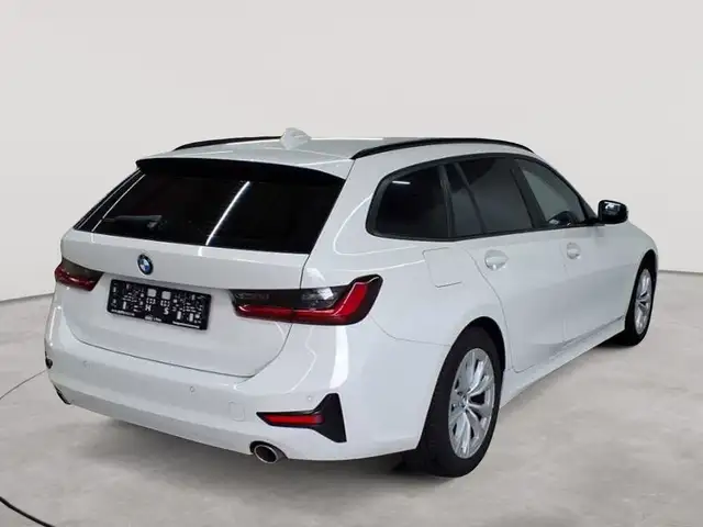 BMW 3 Series view 4