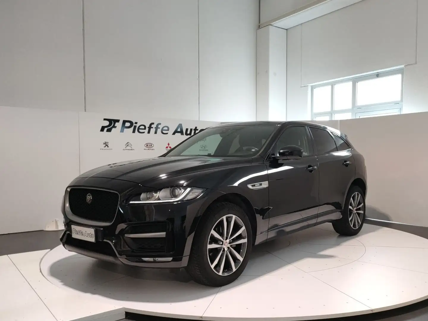 Jaguar F-Pace (X761) - F-Pace 2.0 D 180 CV AWD aut. R-Sport Nero - 1