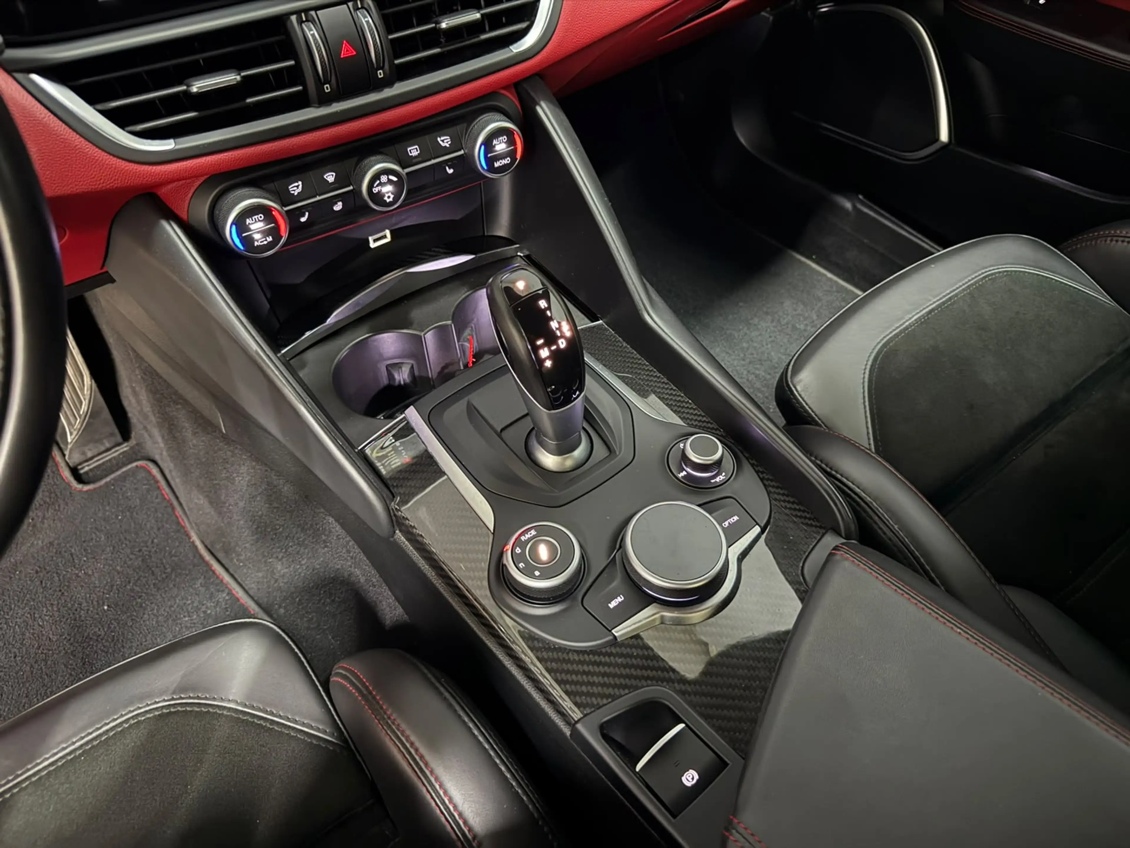 Alfa Romeo Giulia 2.9 V6 Quadrifoglio Carbon — photo 18