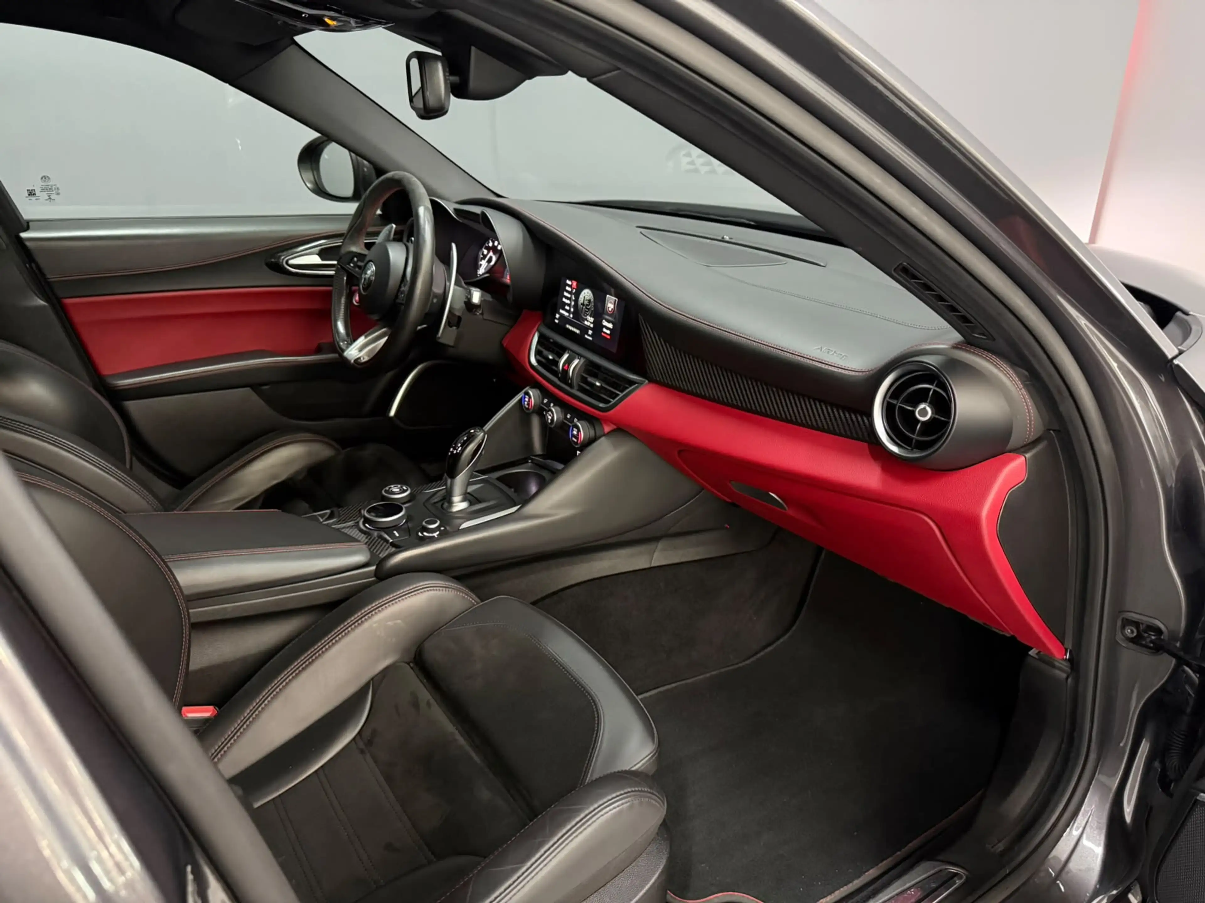 Alfa Romeo Giulia 2.9 V6 Quadrifoglio Carbon — photo 12