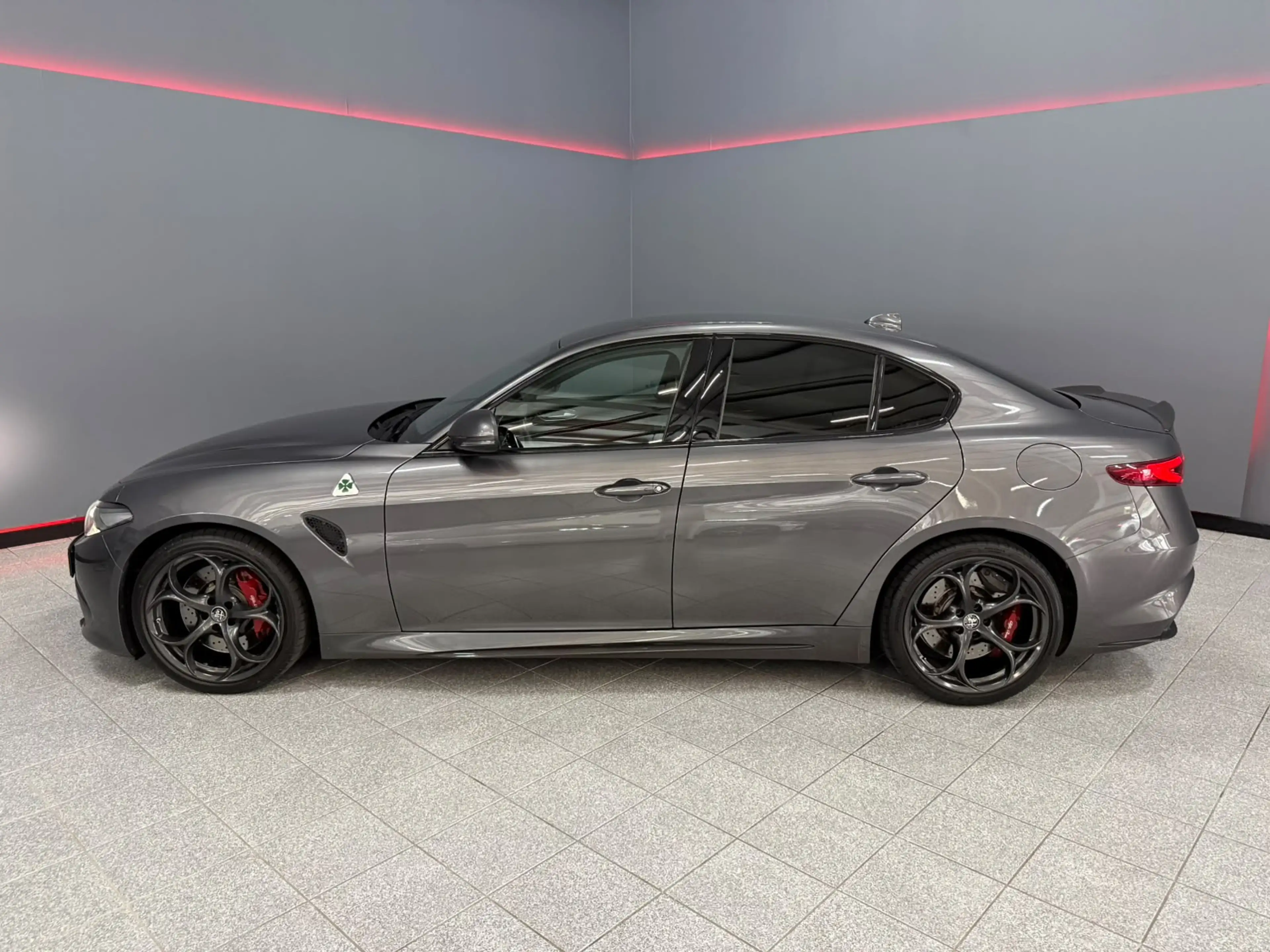 Alfa Romeo Giulia 2.9 V6 Quadrifoglio Carbon — photo 26