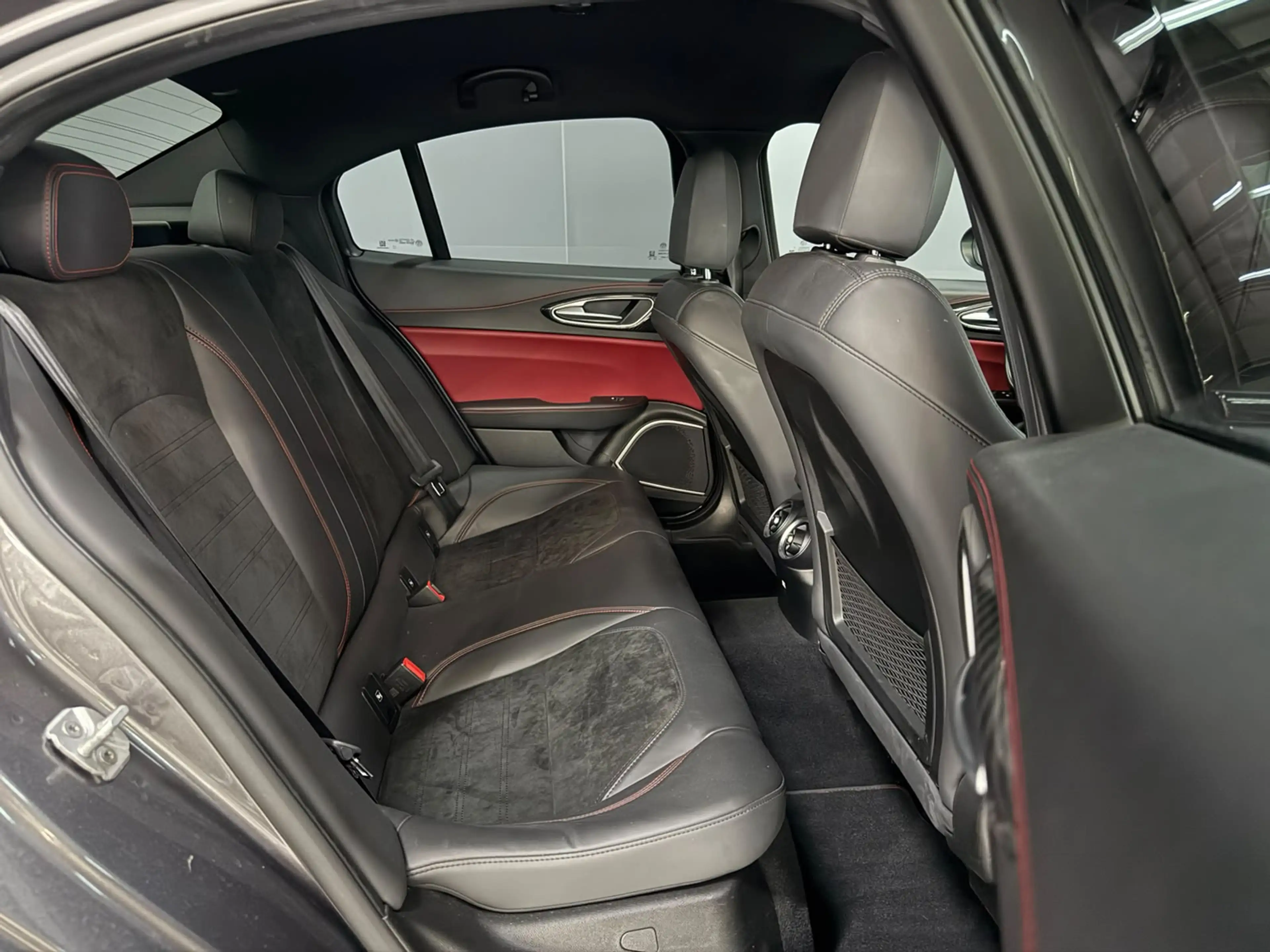 Alfa Romeo Giulia 2.9 V6 Quadrifoglio Carbon — photo 14
