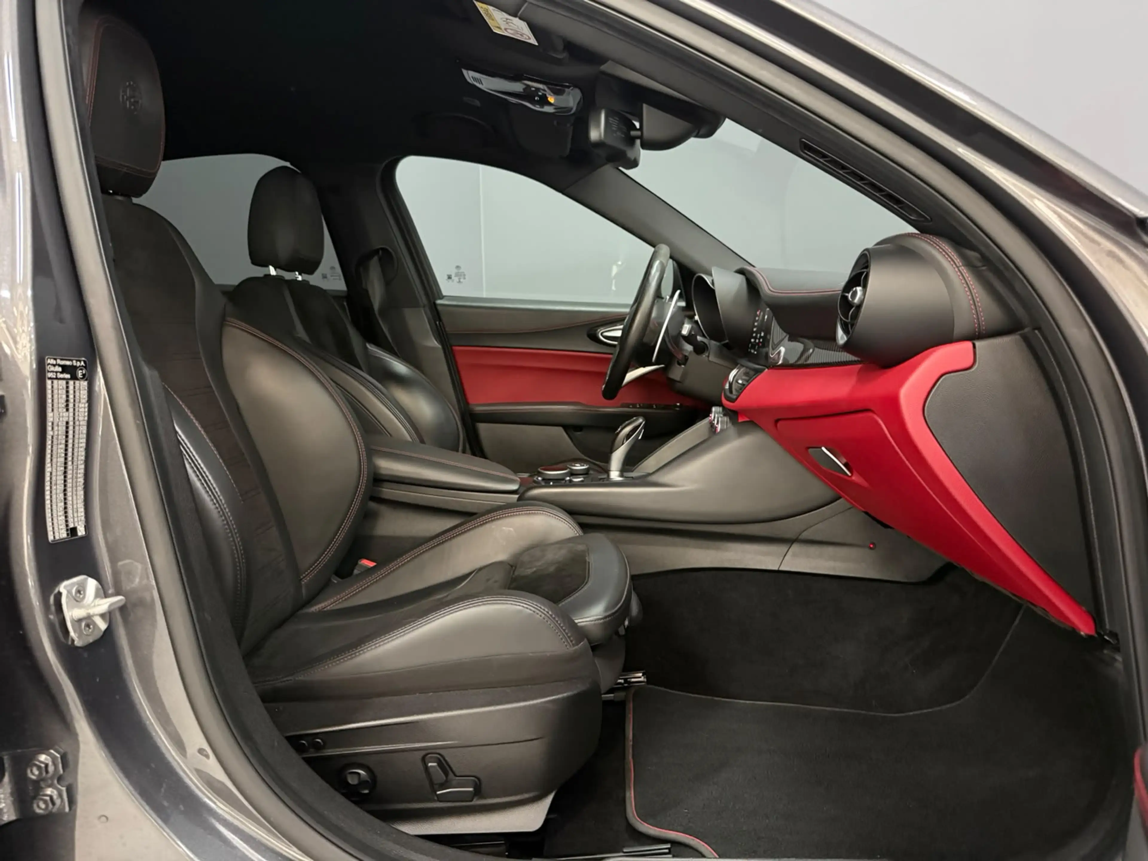 Alfa Romeo Giulia 2.9 V6 Quadrifoglio Carbon — photo 13