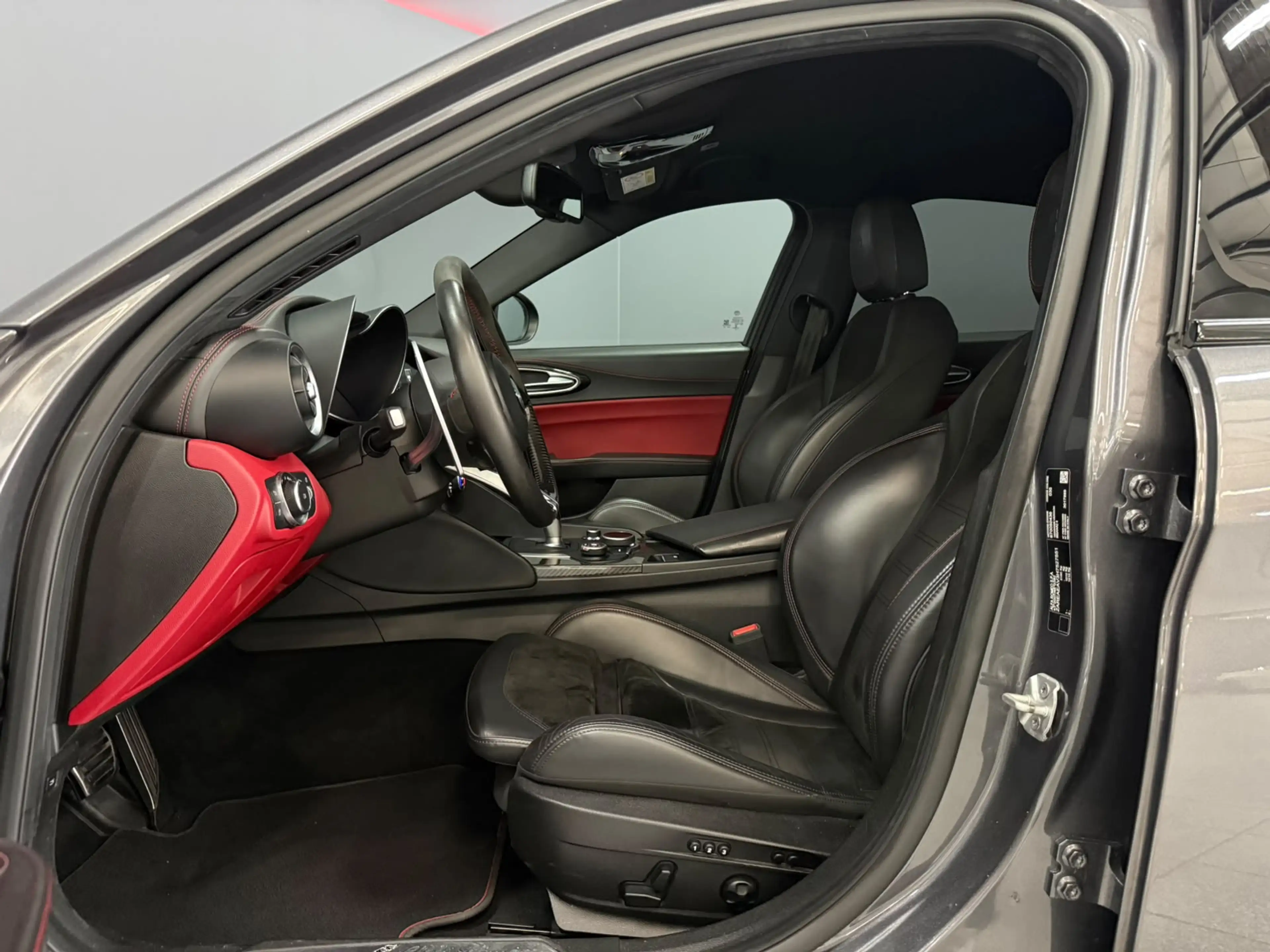 Alfa Romeo Giulia 2.9 V6 Quadrifoglio Carbon — photo 24