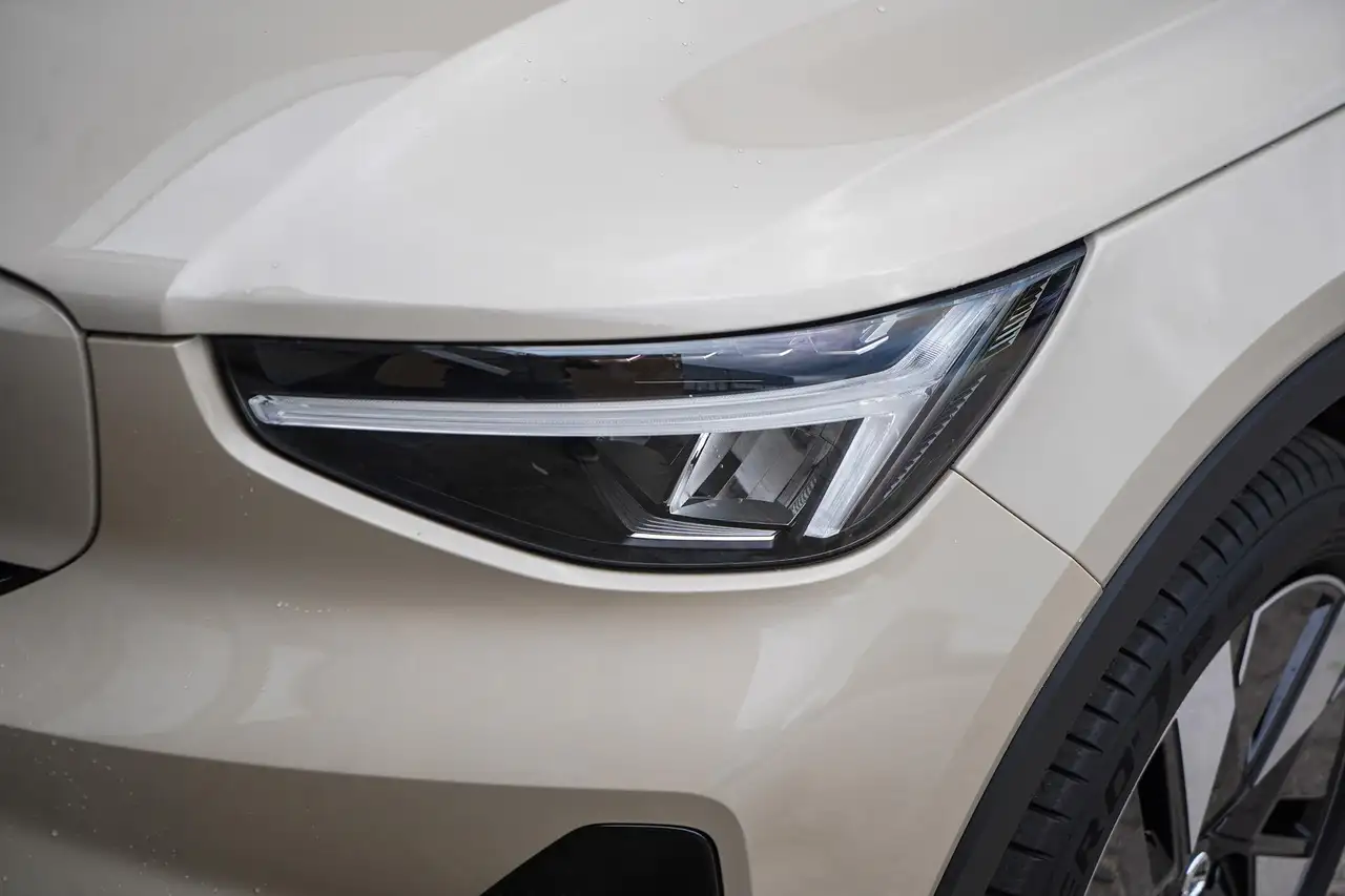 Volvo EX40 2026