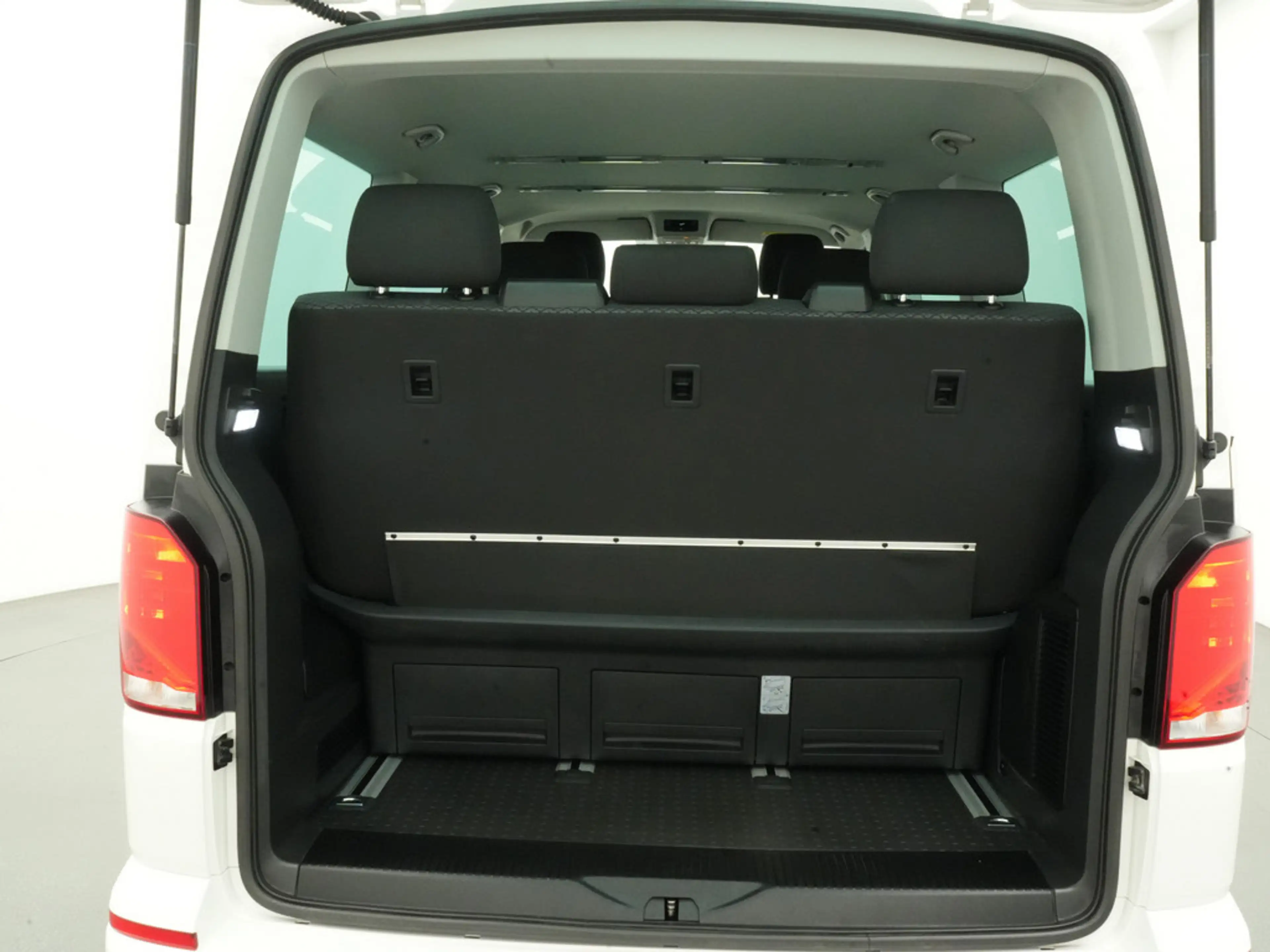 Volkswagen T6.1 Multivan Family 7 SITZER CARPLAY AHK KAM — photo 5