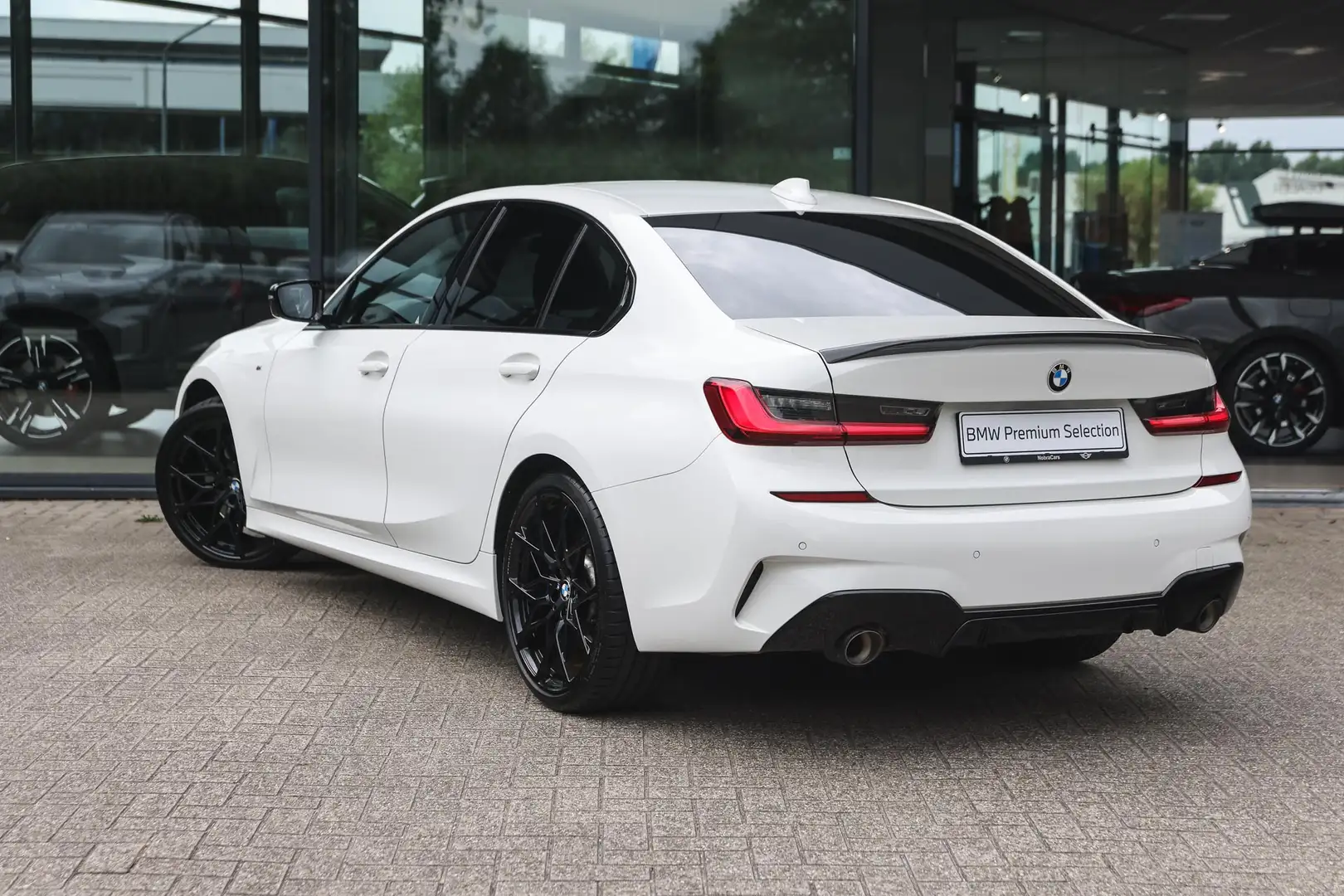 BMW 330 3 Serie 330i M Sport Automaat / Sportstoelen / M S Wit - 2