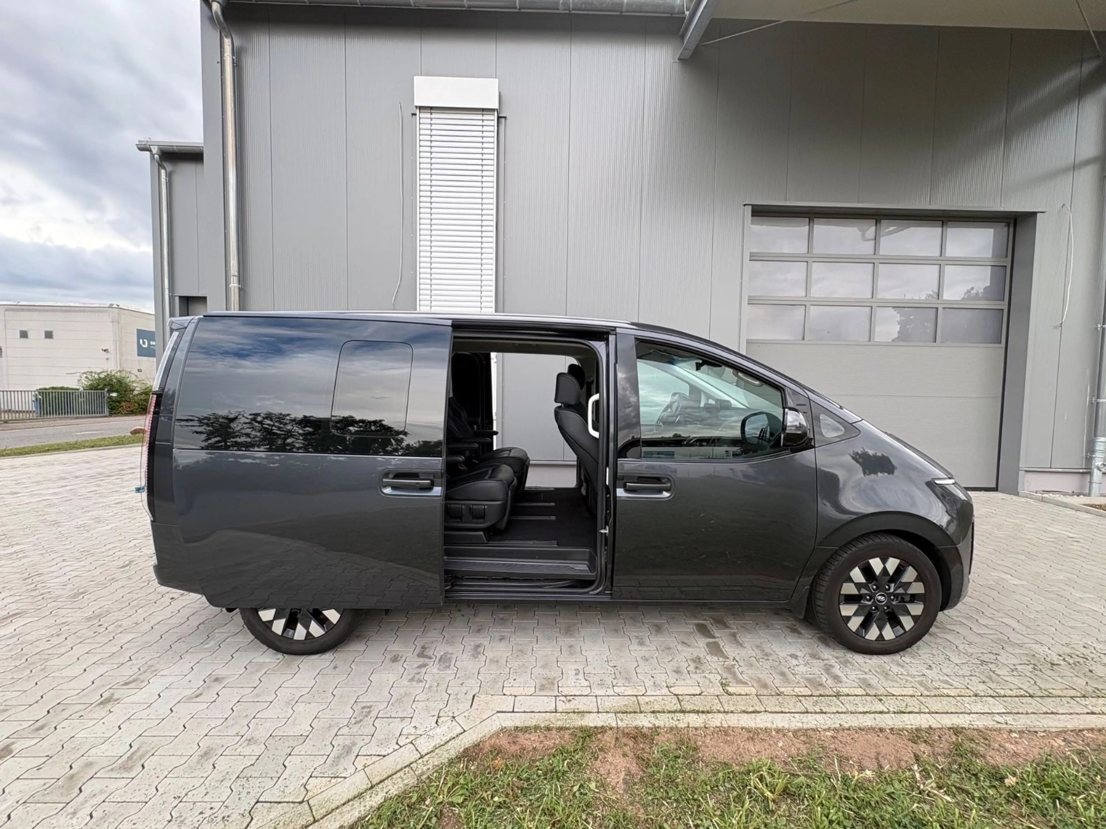 Hyundai STARIA Signature 4WD Autom Navi Leder — photo 3