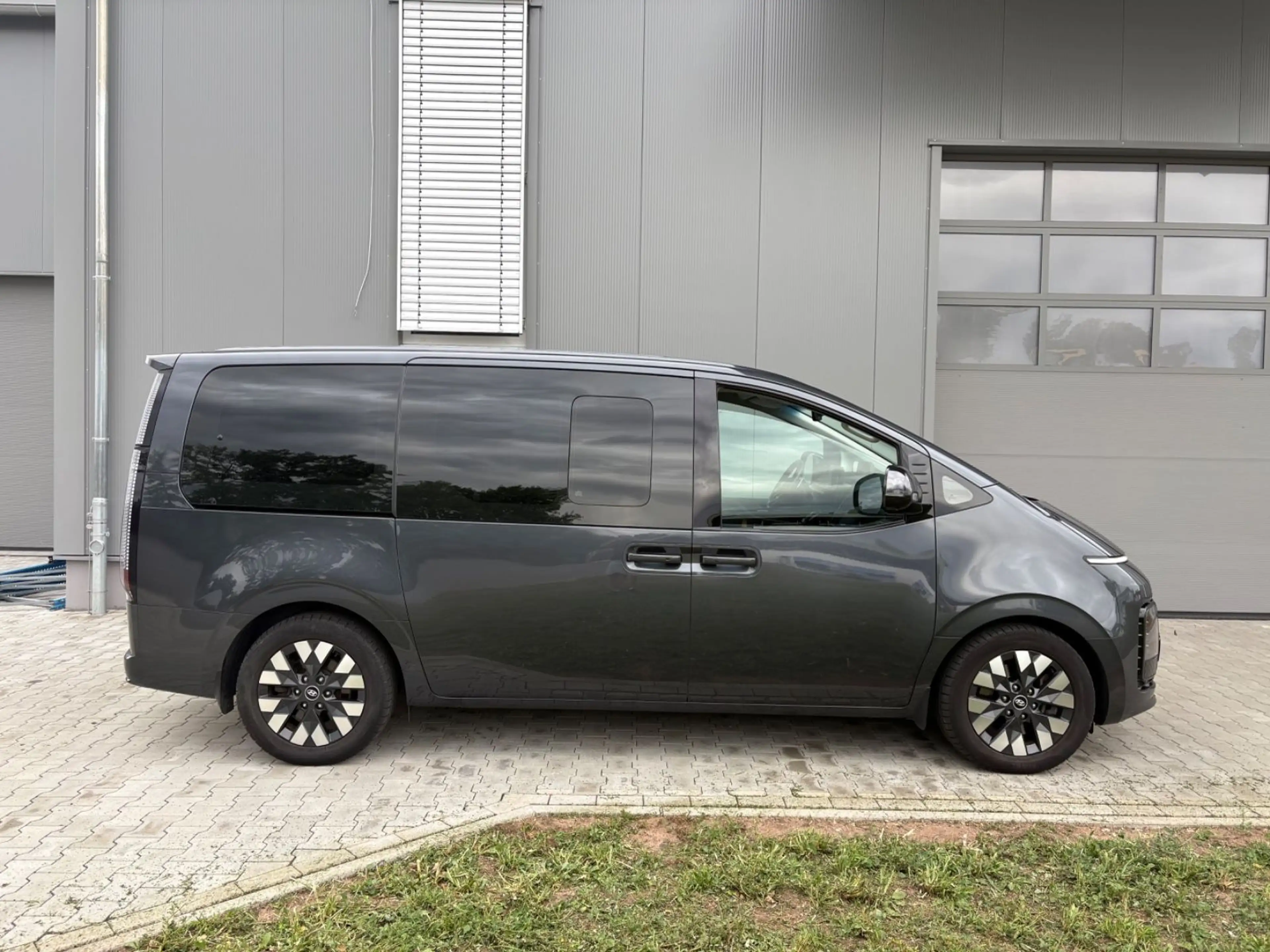 Hyundai STARIA Signature 4WD Autom Navi Leder — photo 2