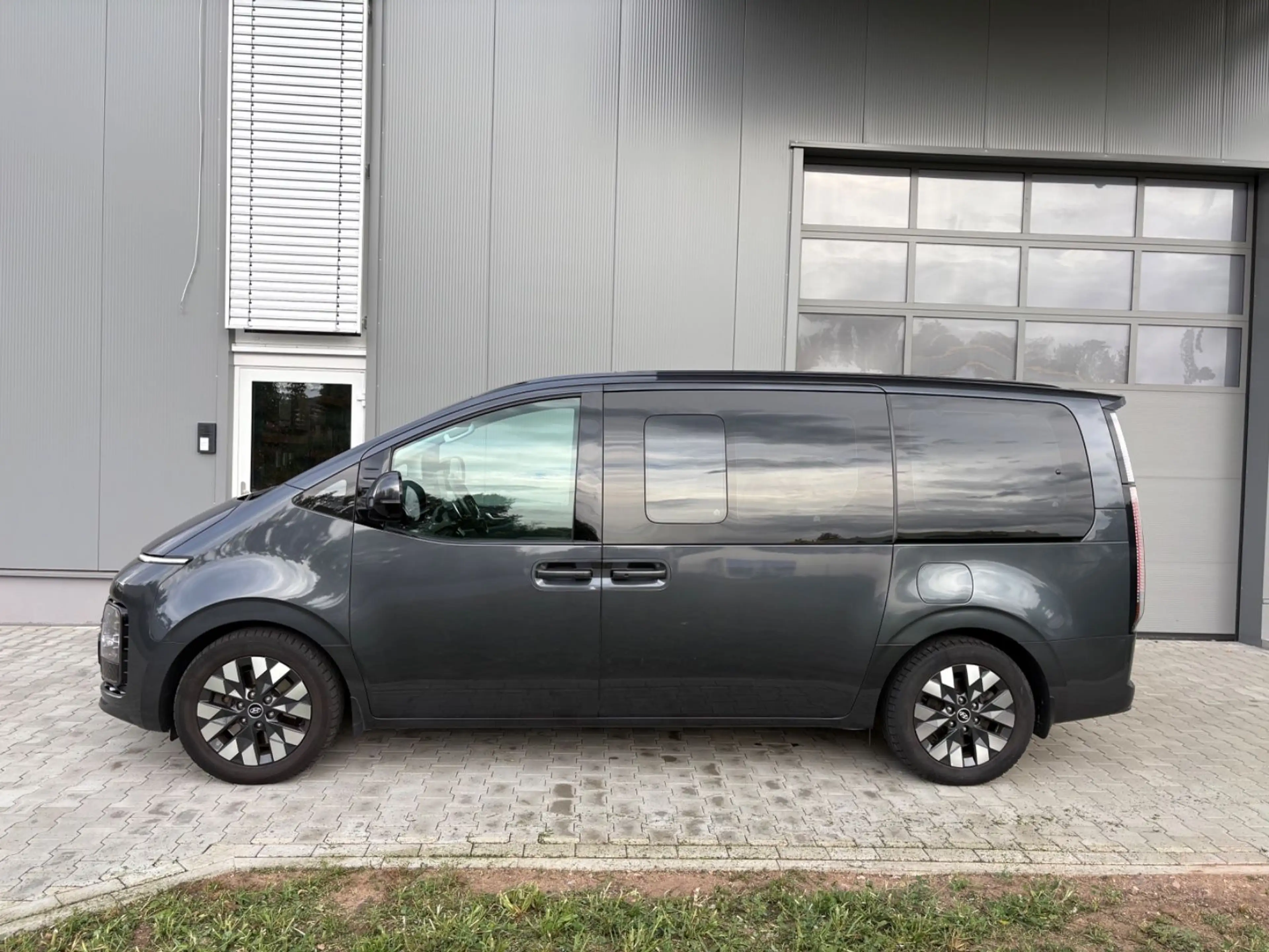 Hyundai STARIA Signature 4WD Autom Navi Leder — photo 4