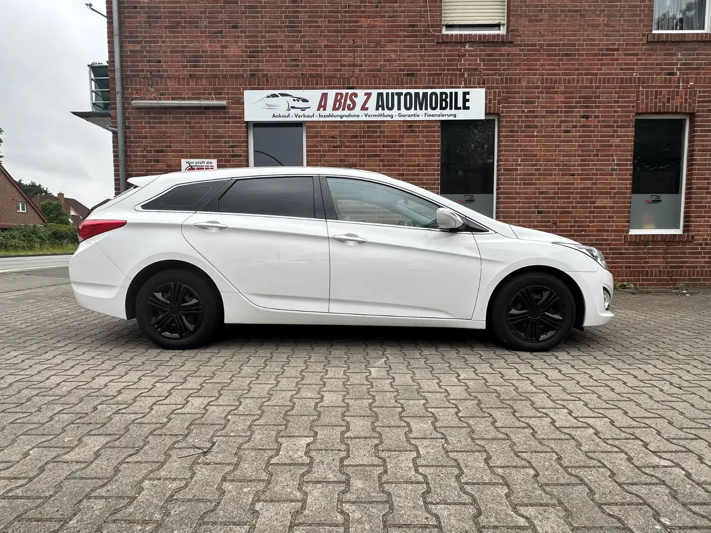 Hyundai i40 CW 1,7 CRDI Automatik FIFA World Cup Edition Weiß - 2