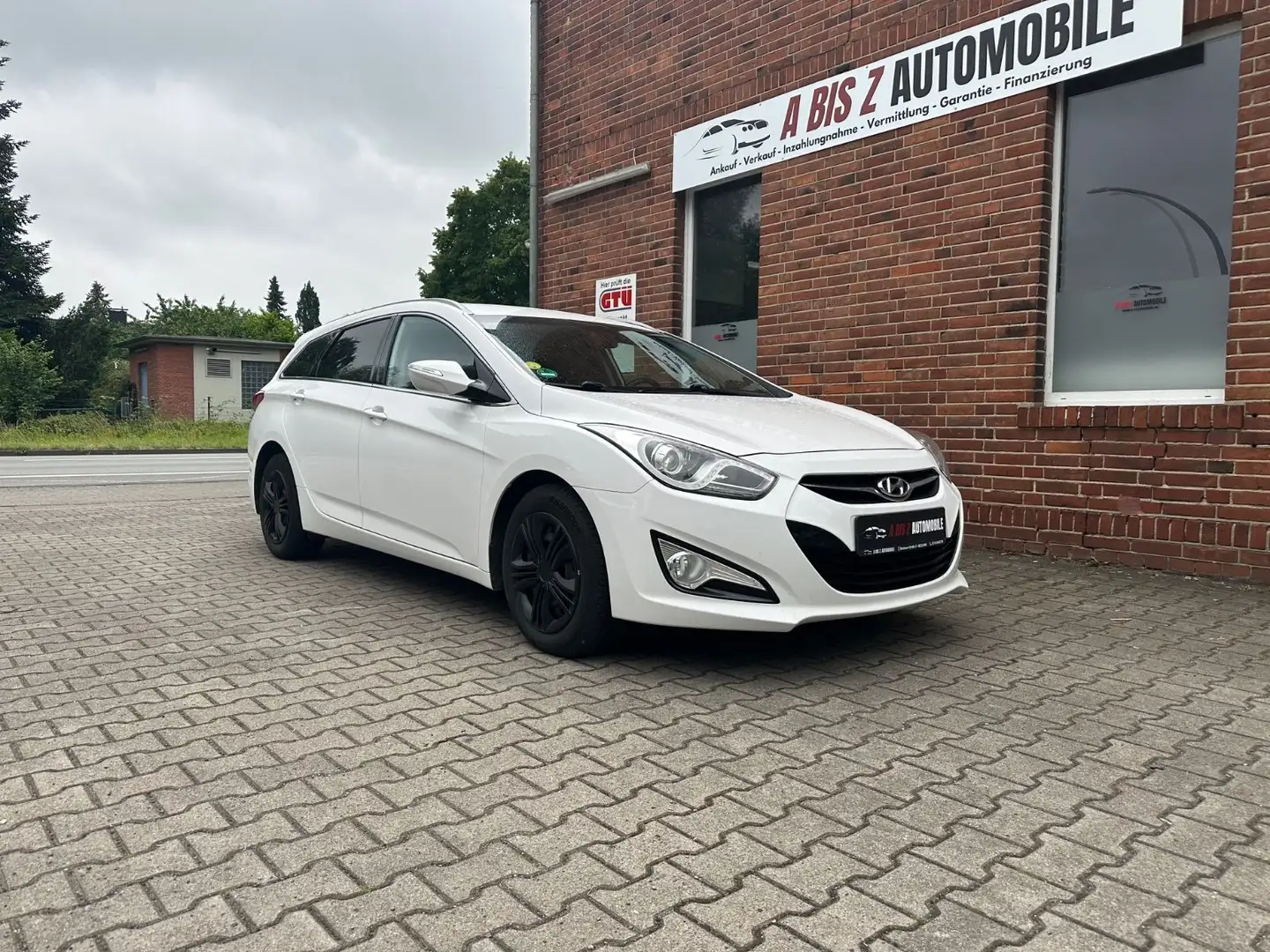 Hyundai i40 CW 1,7 CRDI Automatik FIFA World Cup Edition Weiß - 1