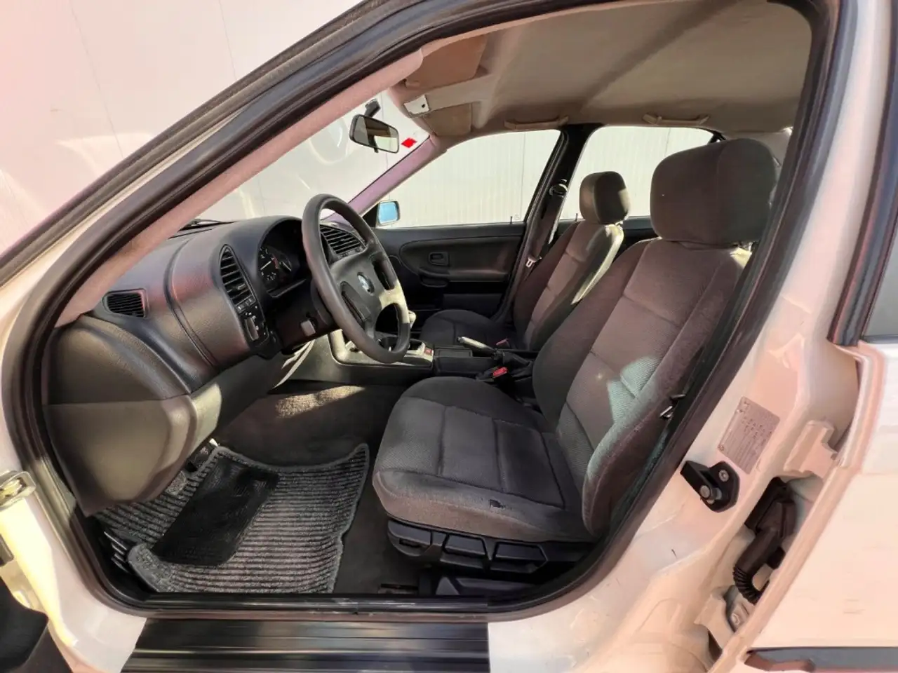BMW 318i, foto 12