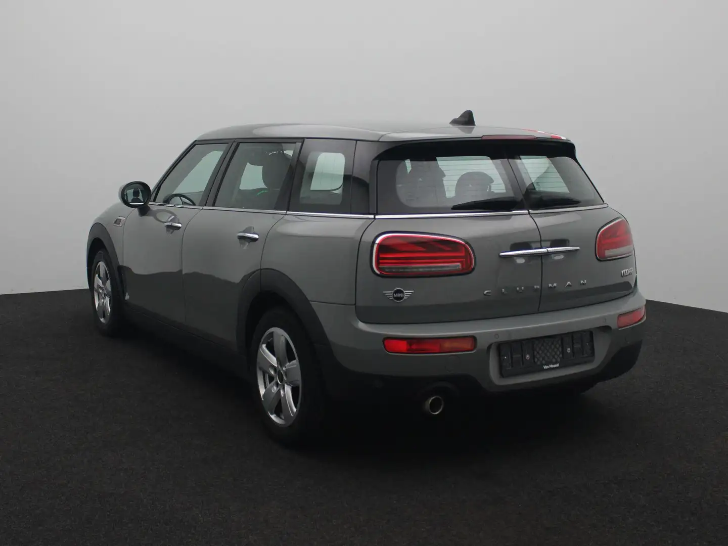 MINI Cooper Clubman Mini 1.5 Essential Aut. | Navigatie | LMV | Xenon Grijs - 2