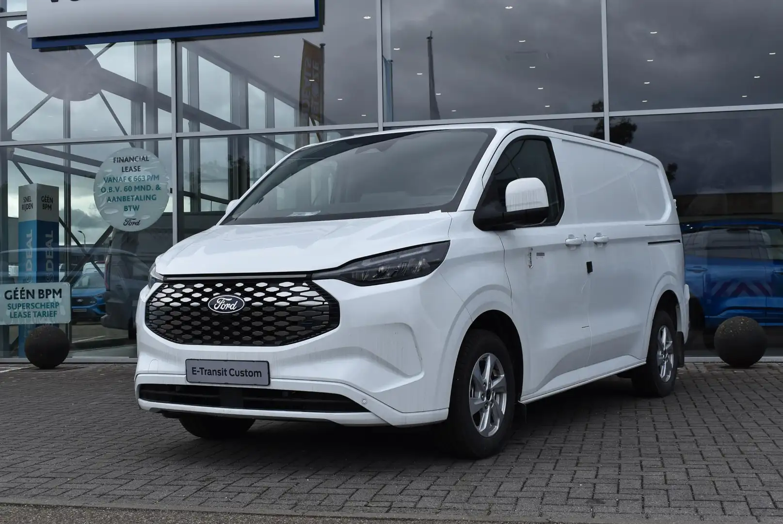 Ford E-Transit Cust. 320 L1H1 Limited 65 kWh | Uit Voorraad Lever Blanco - 1
