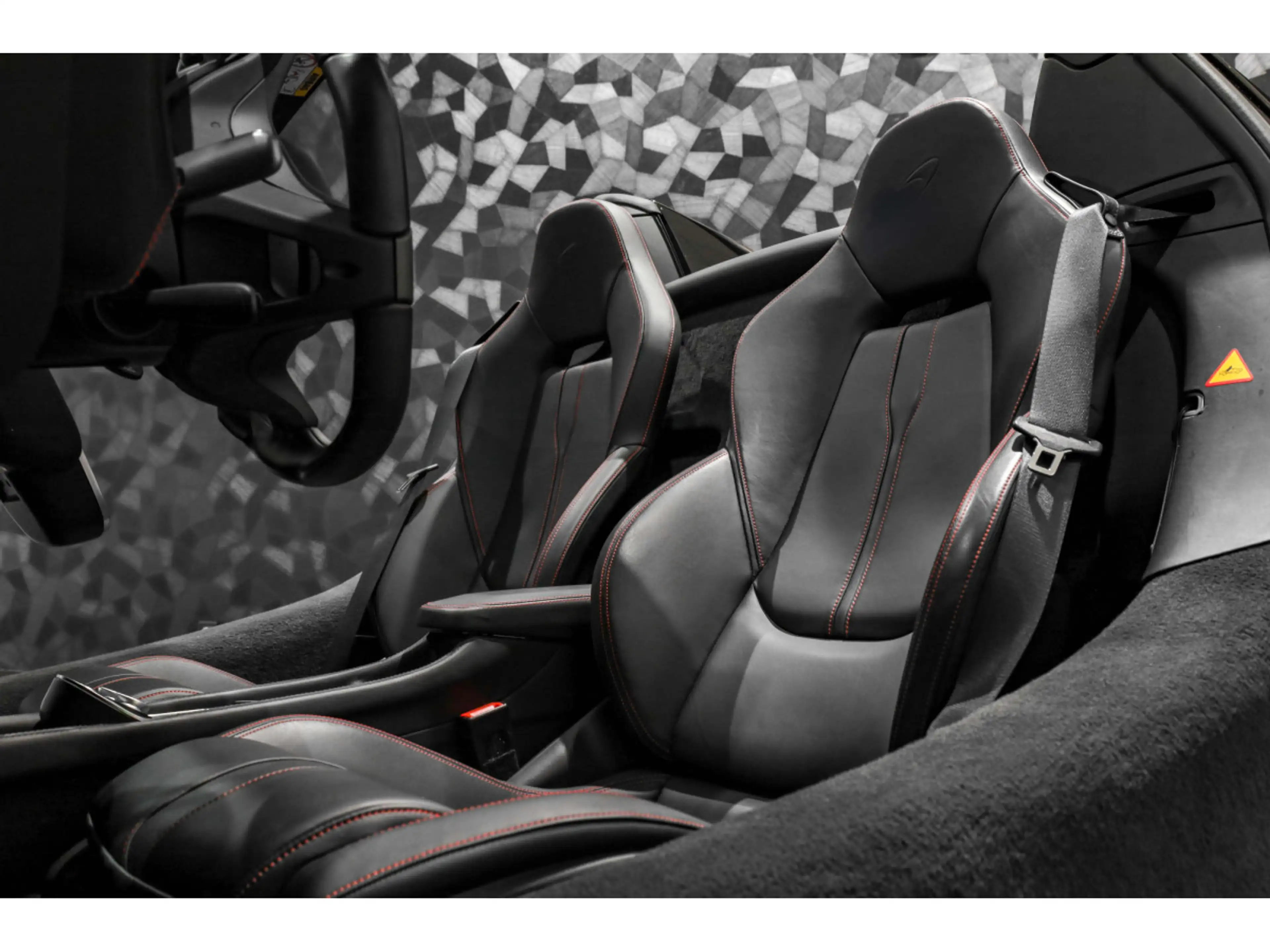 McLaren 570S Spider 3.8 V8 - FIRE BLACK — photo 10