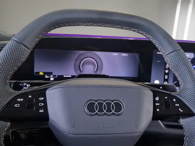 Audi Q7 view 11