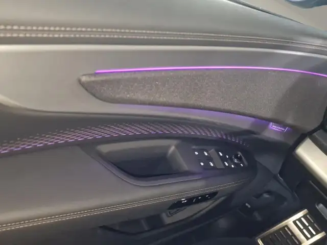 Audi Q7 view 12