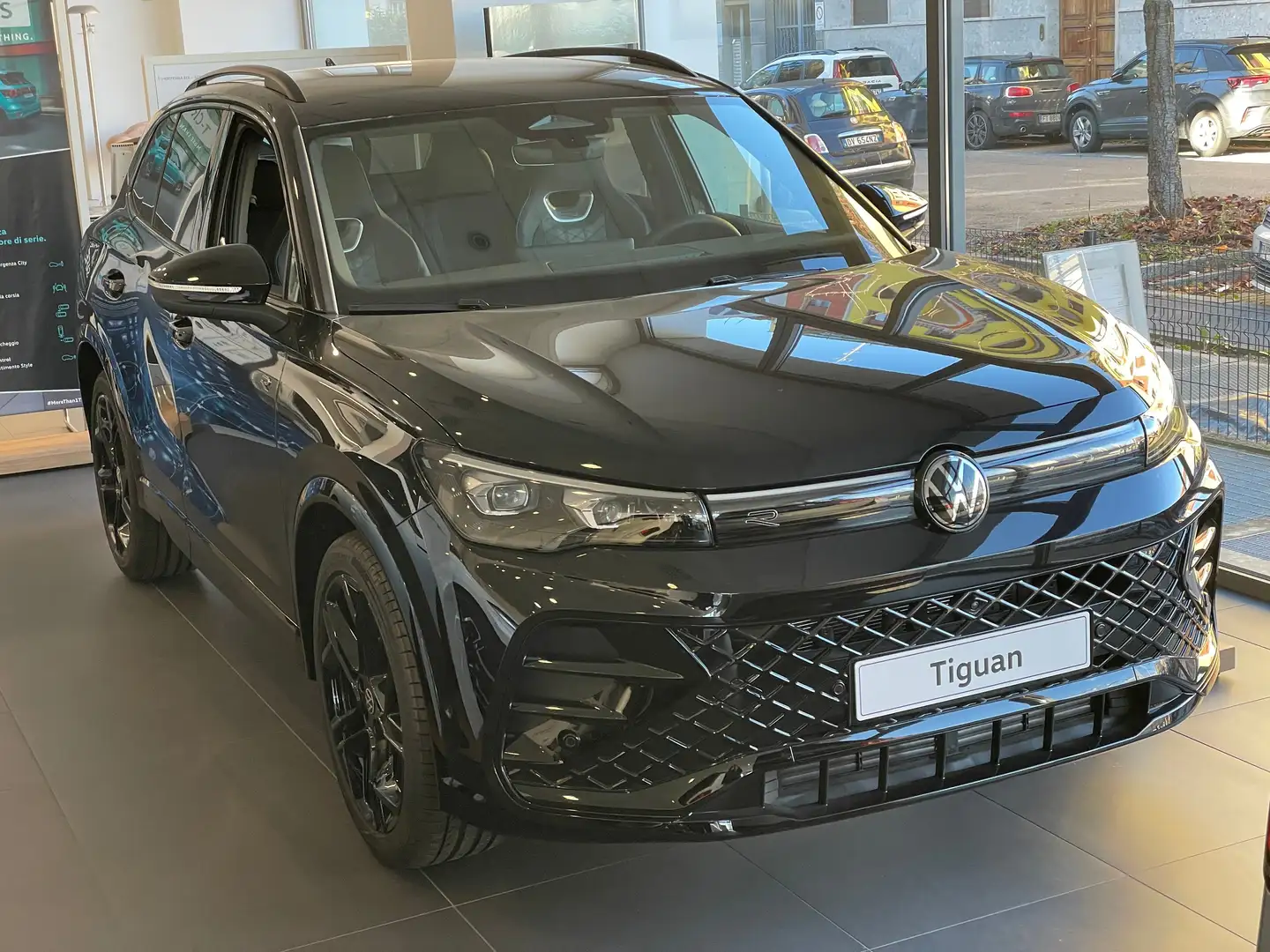 Volkswagen Tiguan Tiguan 1.5 eTSI ACT R-Line DSG Ibrido Mild Hybrid Zwart - 2