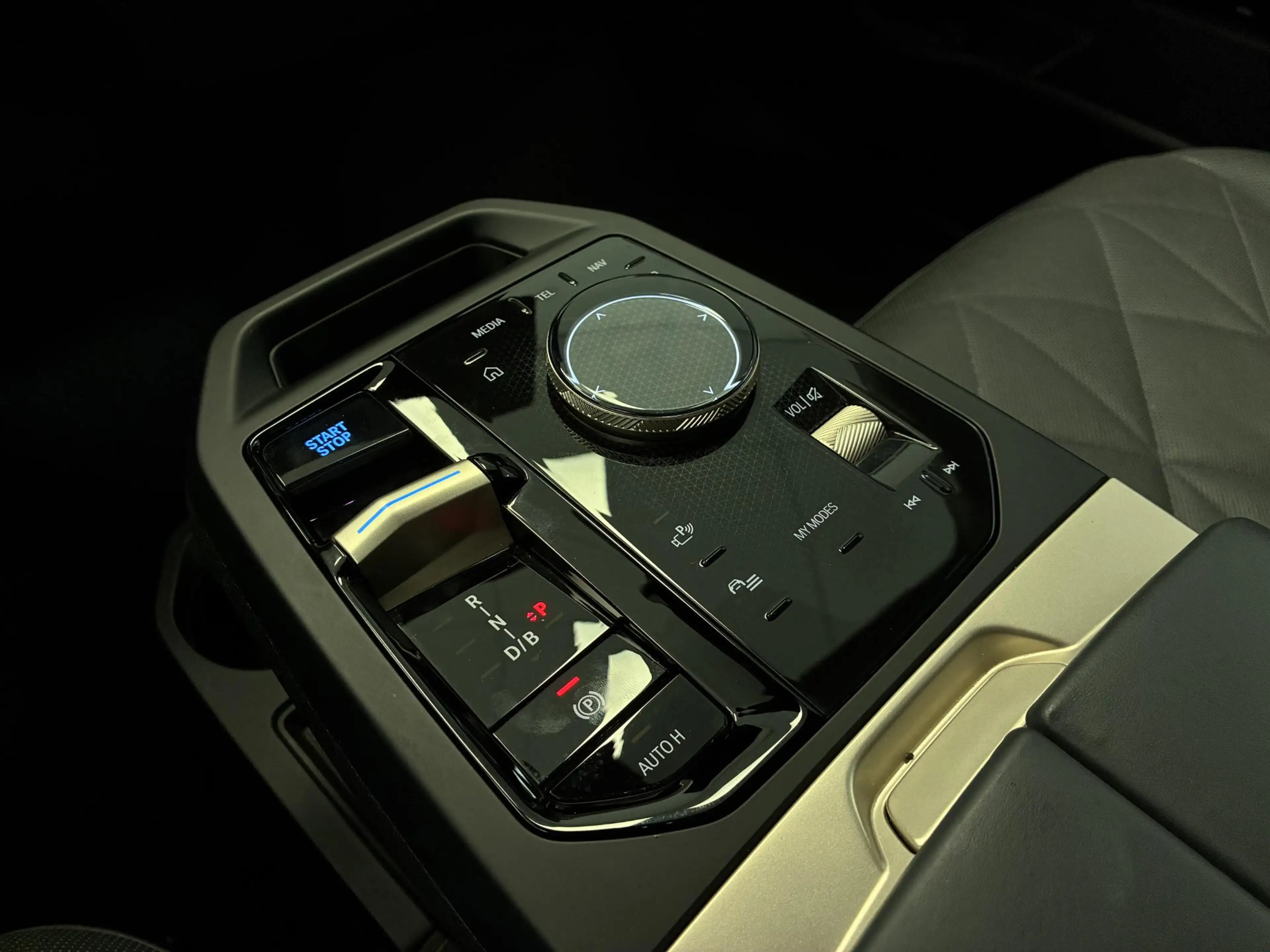 BMW iX xDrive40 High Executive 77 kWh | 98% SOH | PANO | — photo 47
