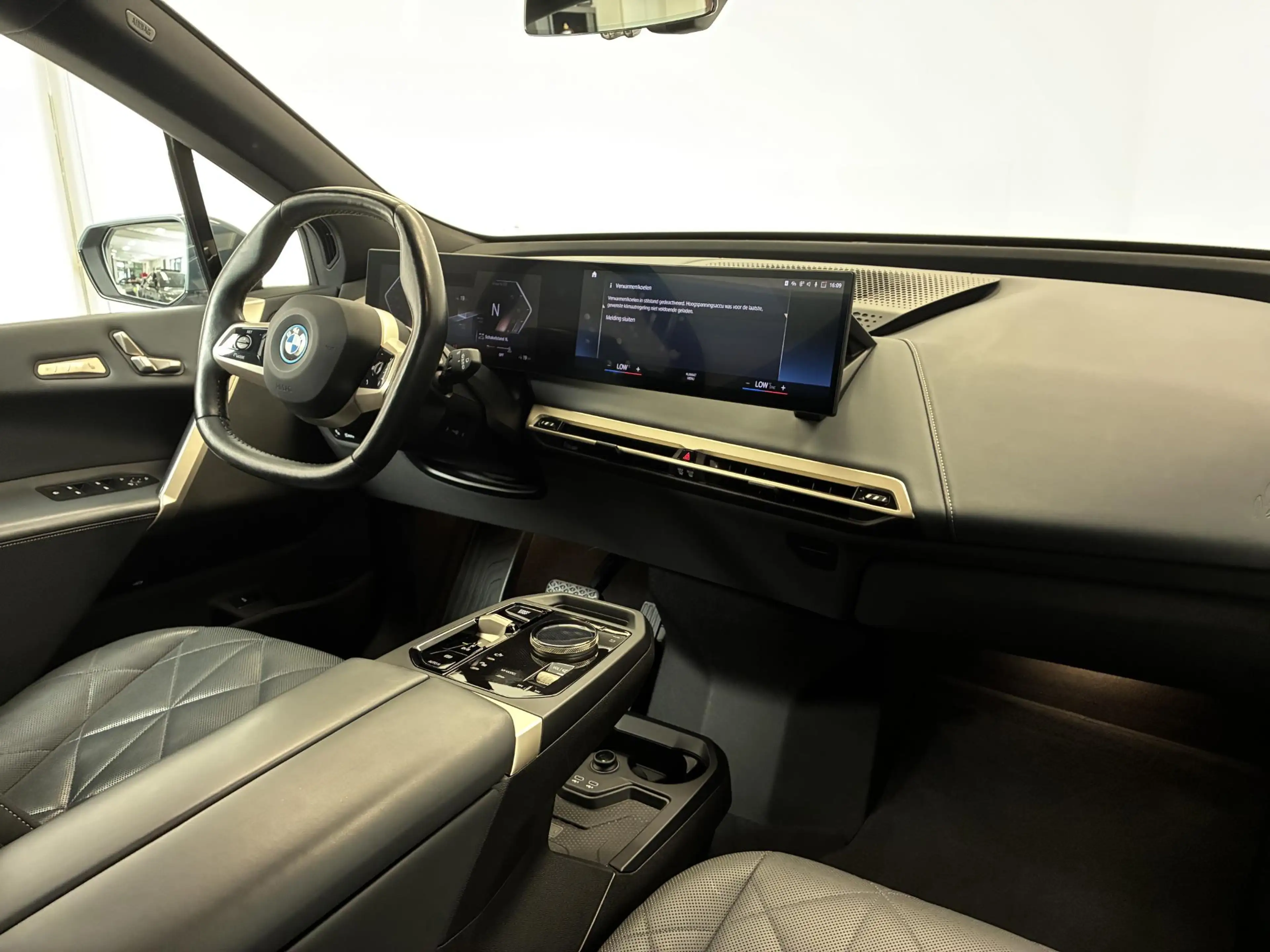 BMW iX xDrive40 High Executive 77 kWh | 98% SOH | PANO | — photo 17
