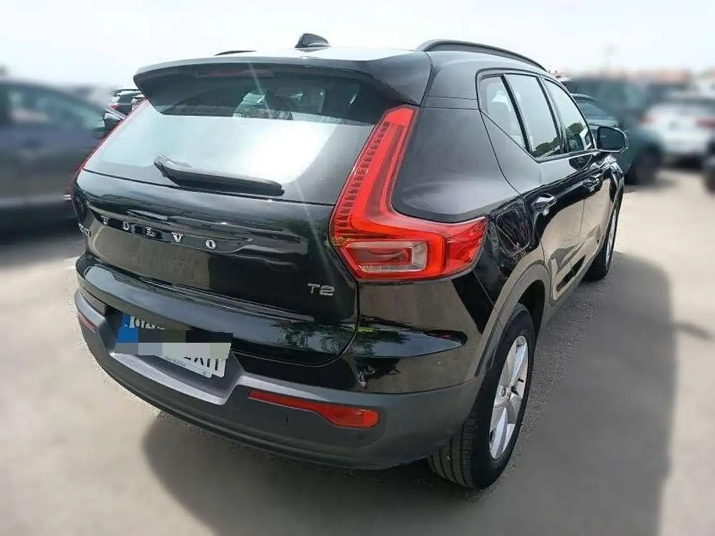 Volvo XC40 T2 Momentum Core Negro - 2