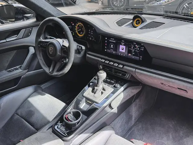 Porsche 911 view 7