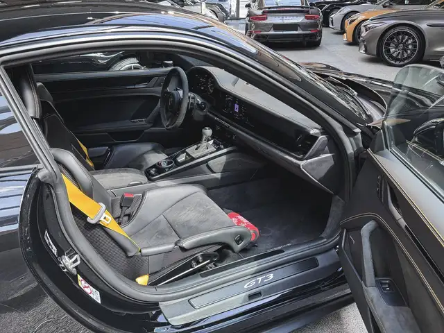 Porsche 911 view 8