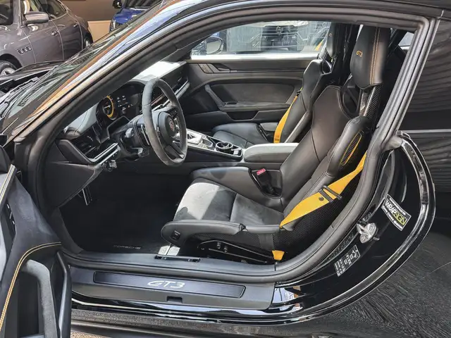 Porsche 911 view 10