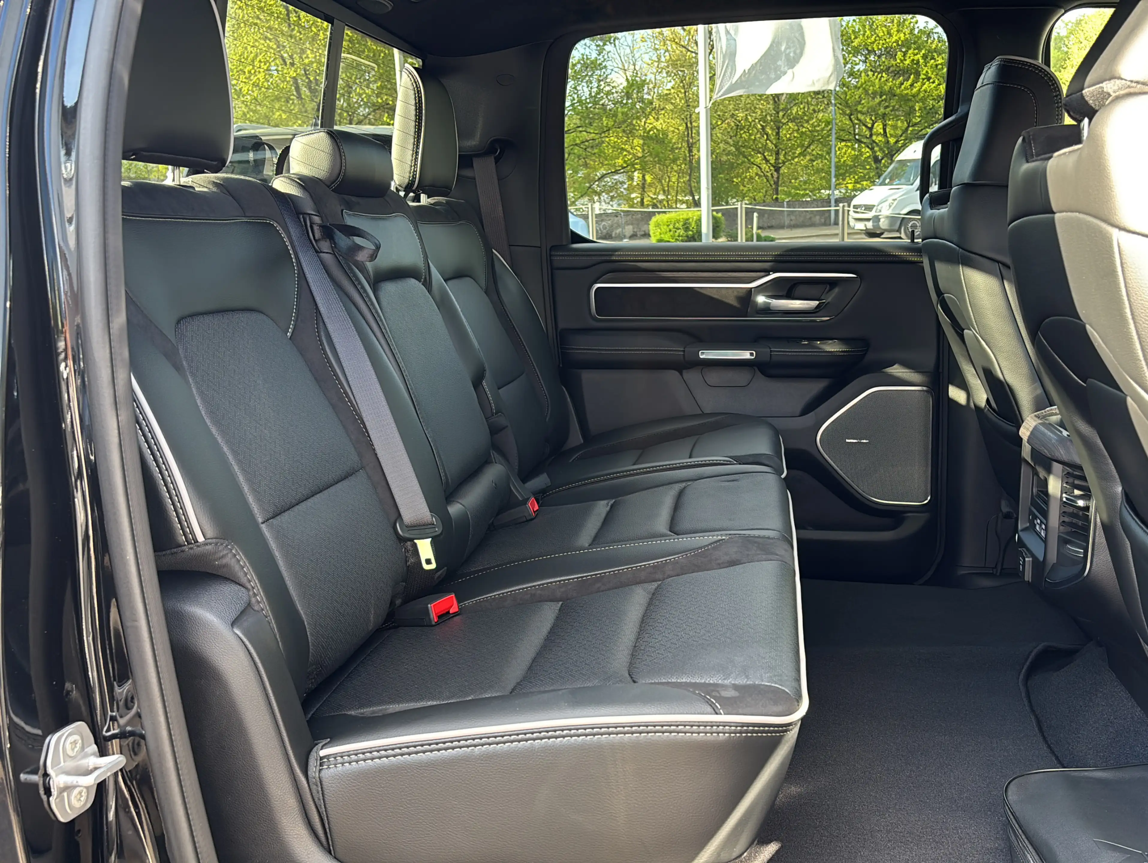 Dodge RAM 1500 3.0L Crew Cab 4x4 Laramie Night LPG — photo 9