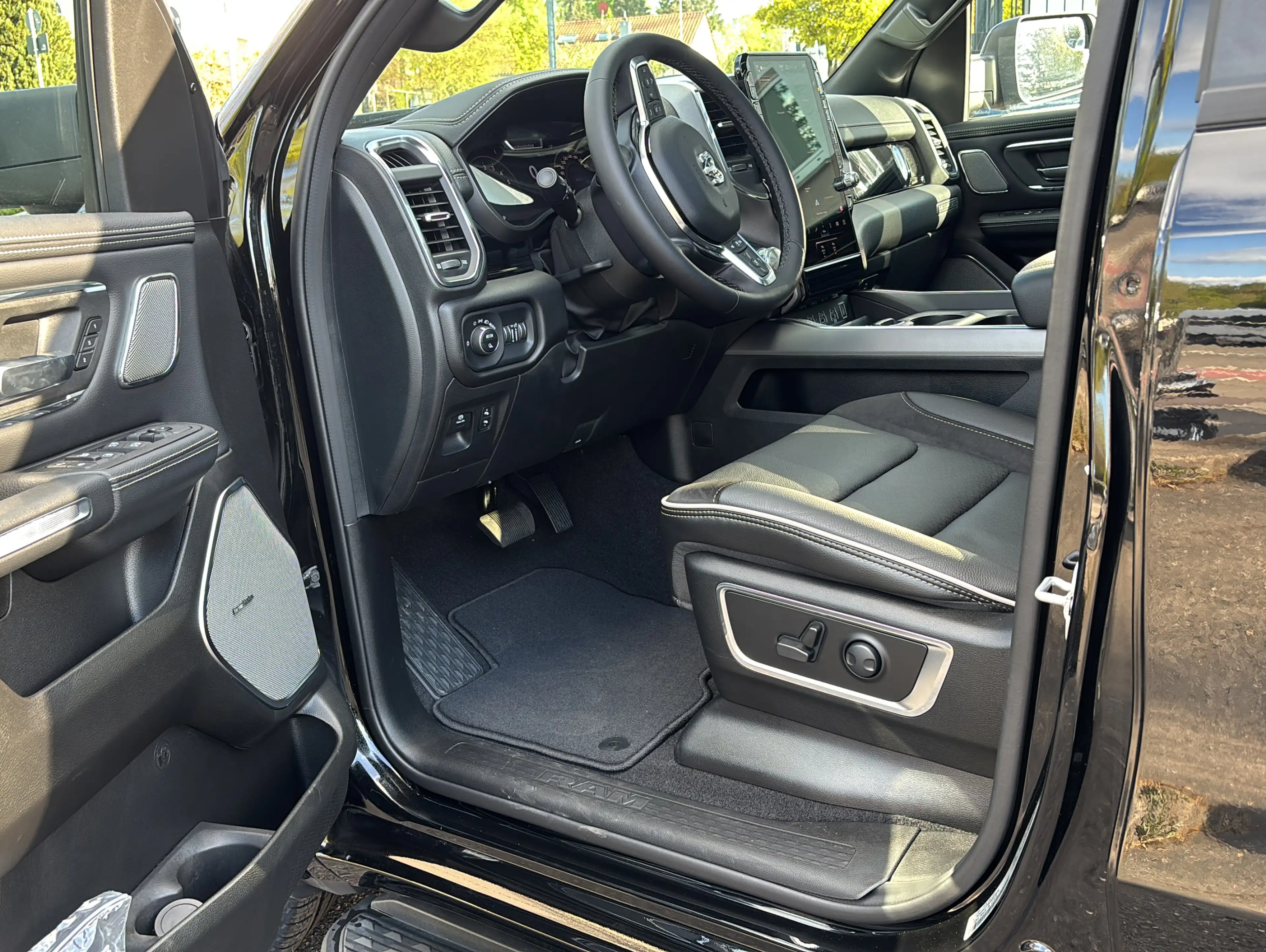 Dodge RAM 1500 3.0L Crew Cab 4x4 Laramie Night LPG — photo 15