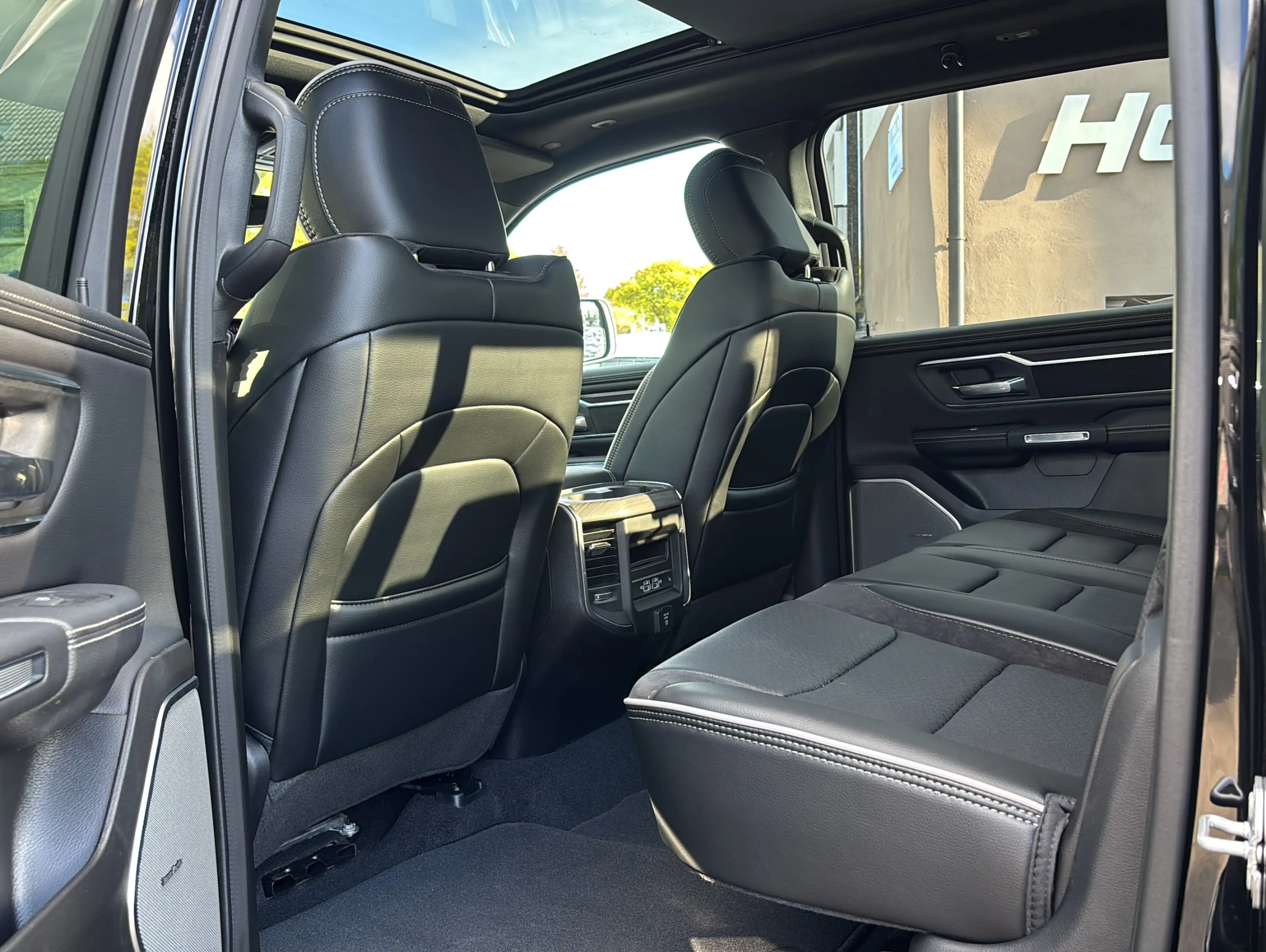 Dodge RAM 1500 3.0L Crew Cab 4x4 Laramie Night LPG — photo 13
