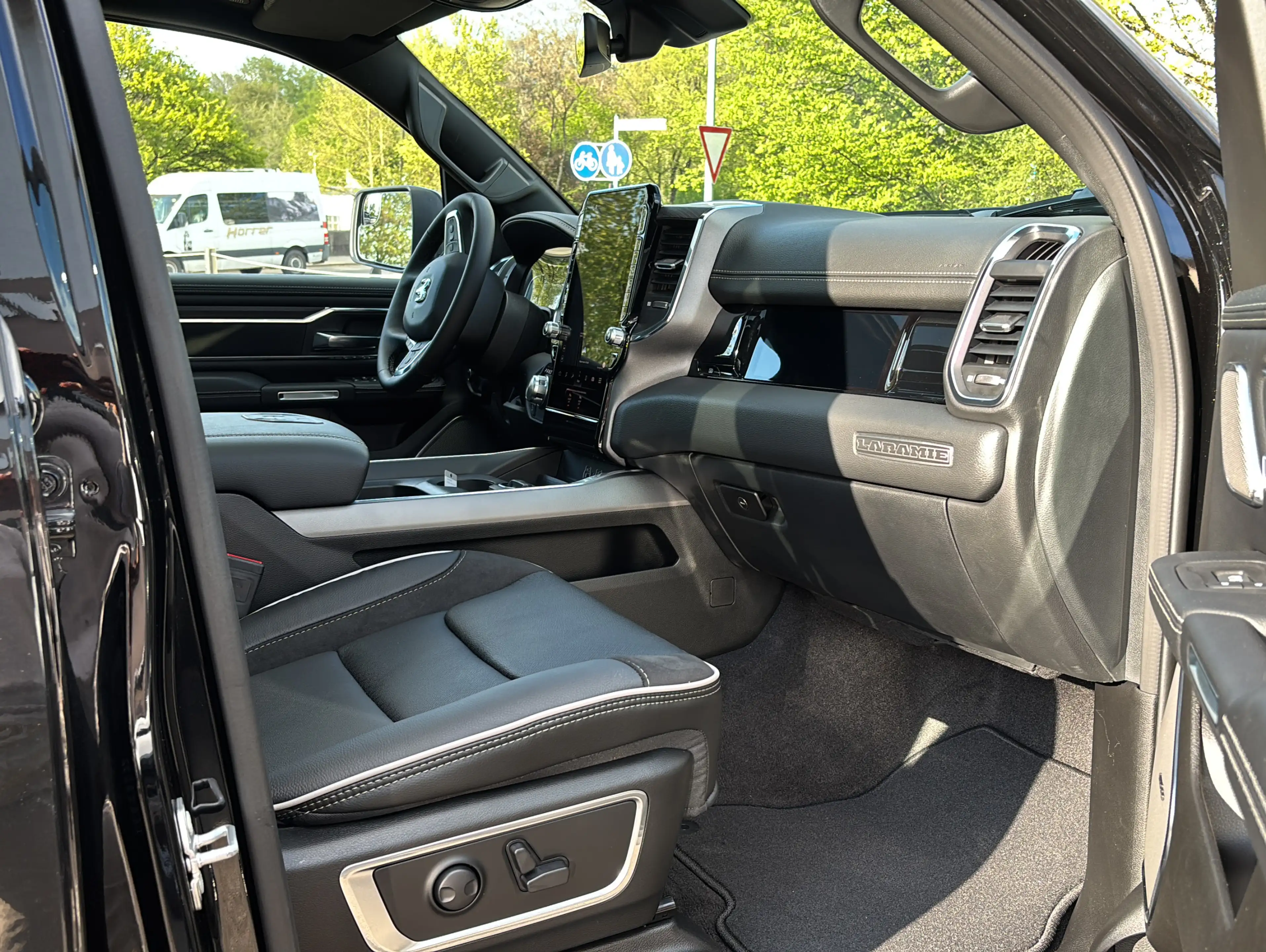 Dodge RAM 1500 3.0L Crew Cab 4x4 Laramie Night LPG — photo 11