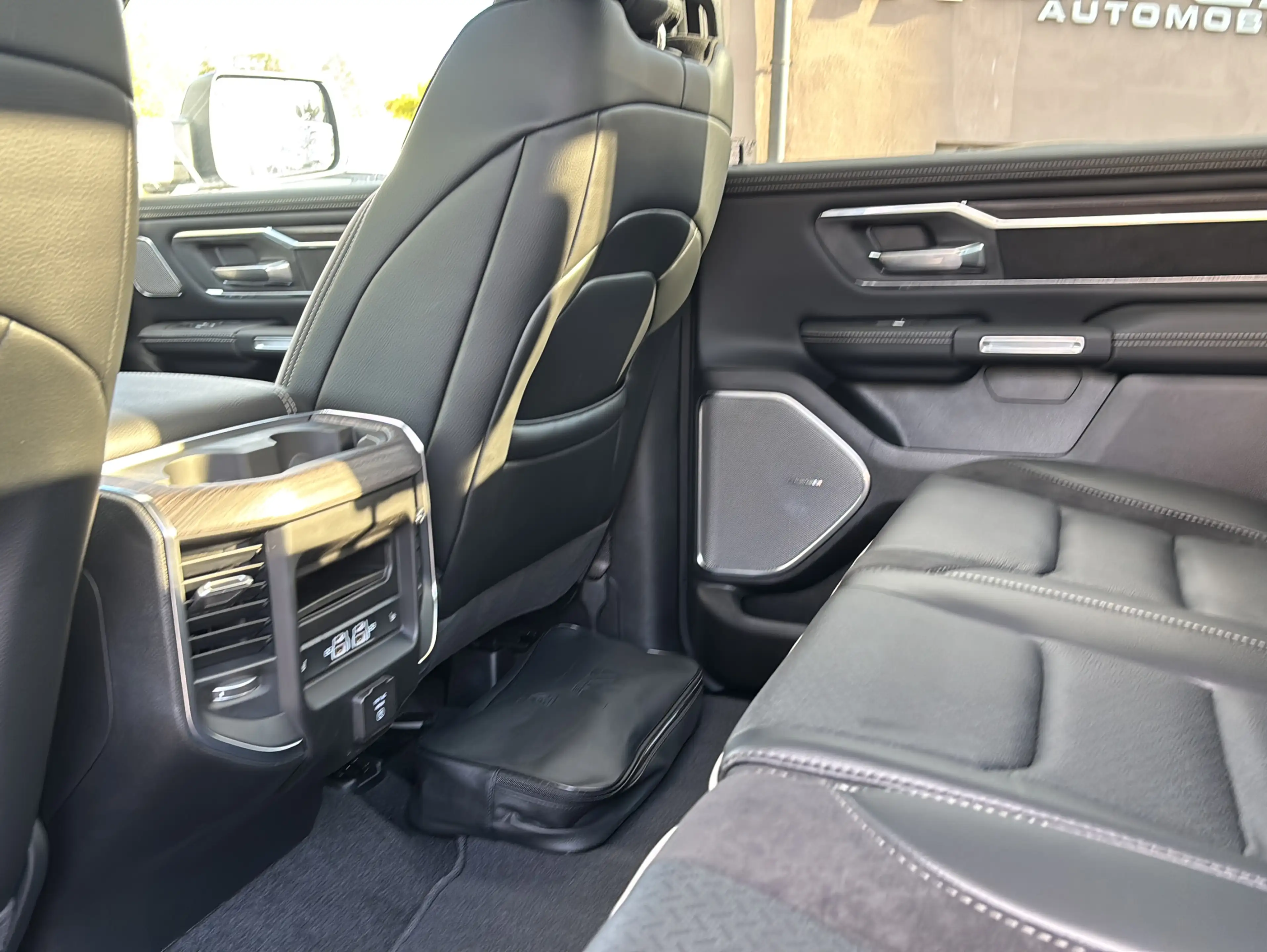Dodge RAM 1500 3.0L Crew Cab 4x4 Laramie Night LPG — photo 10