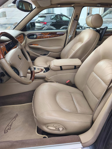 Jaguar Daimler V8 ATMOSPHERIQUE 294 CH