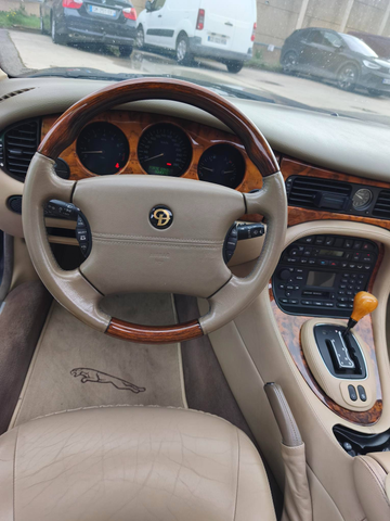 Jaguar Daimler V8 ATMOSPHERIQUE 294 CH