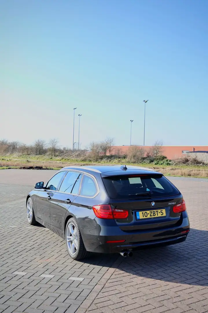 BMW 330 328i High Executive Zwart - 2