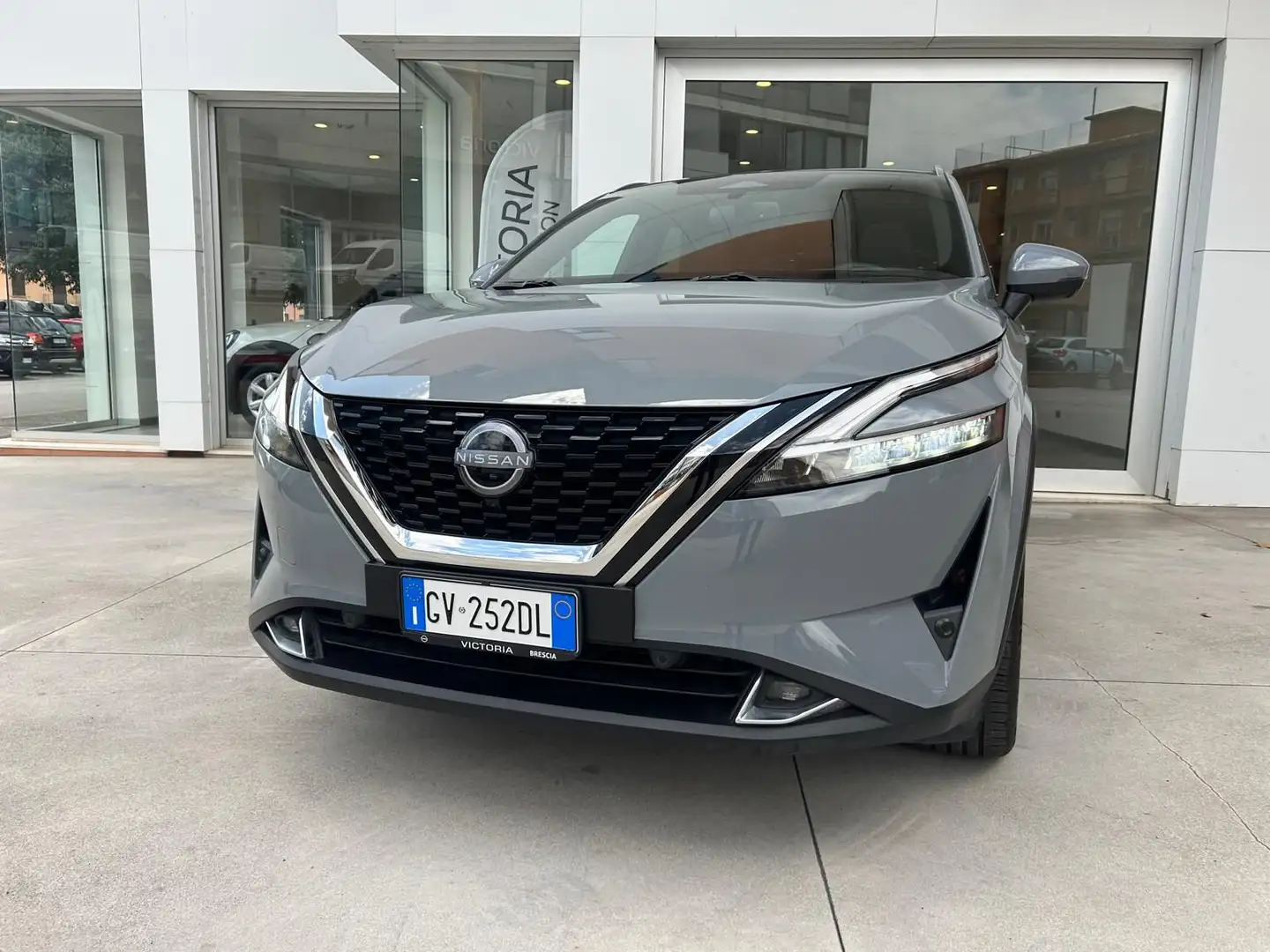 Nissan Qashqai MHEV 140 CV TEKNA C.MANUALE KEYLESS NAVIGATORE RE Grijs - 2