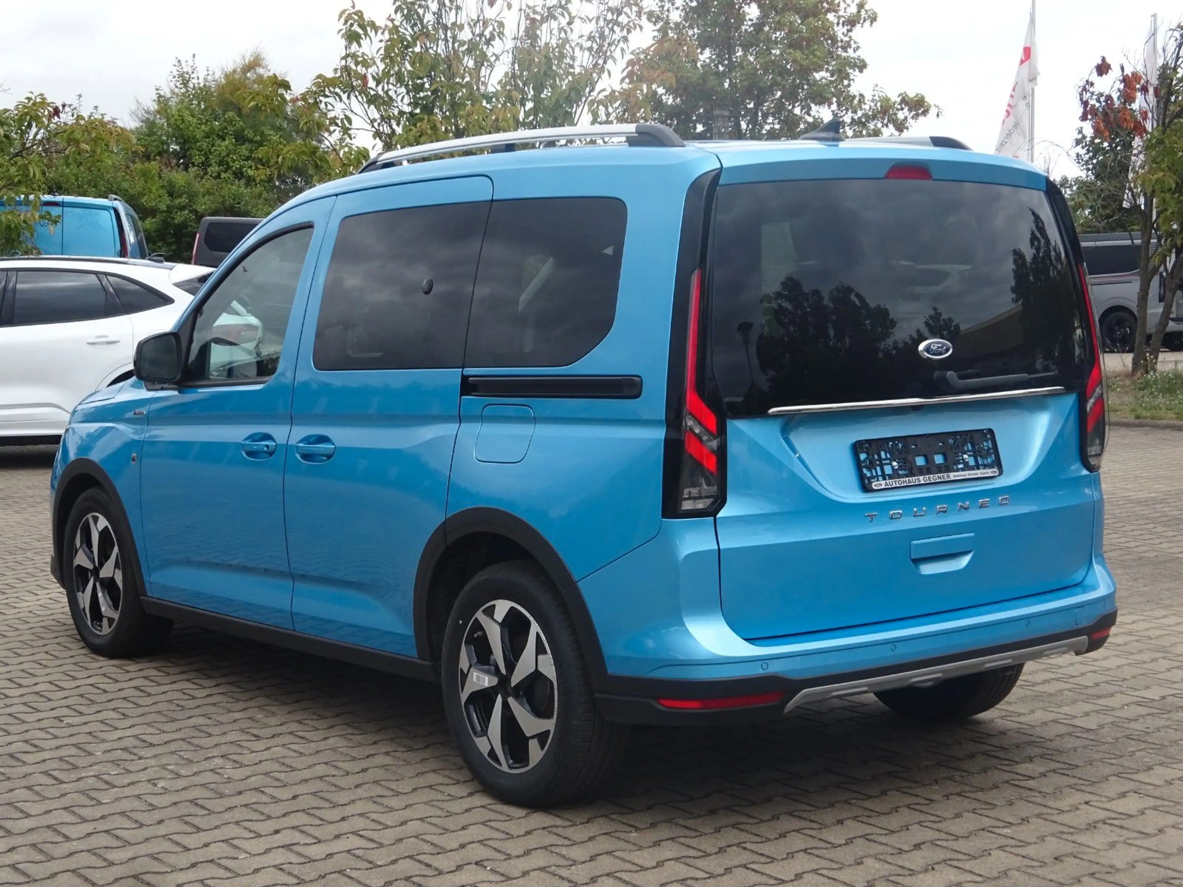 Ford Tourneo Connect L1 Active Aut. Pano Navi Kam ACC — photo 4