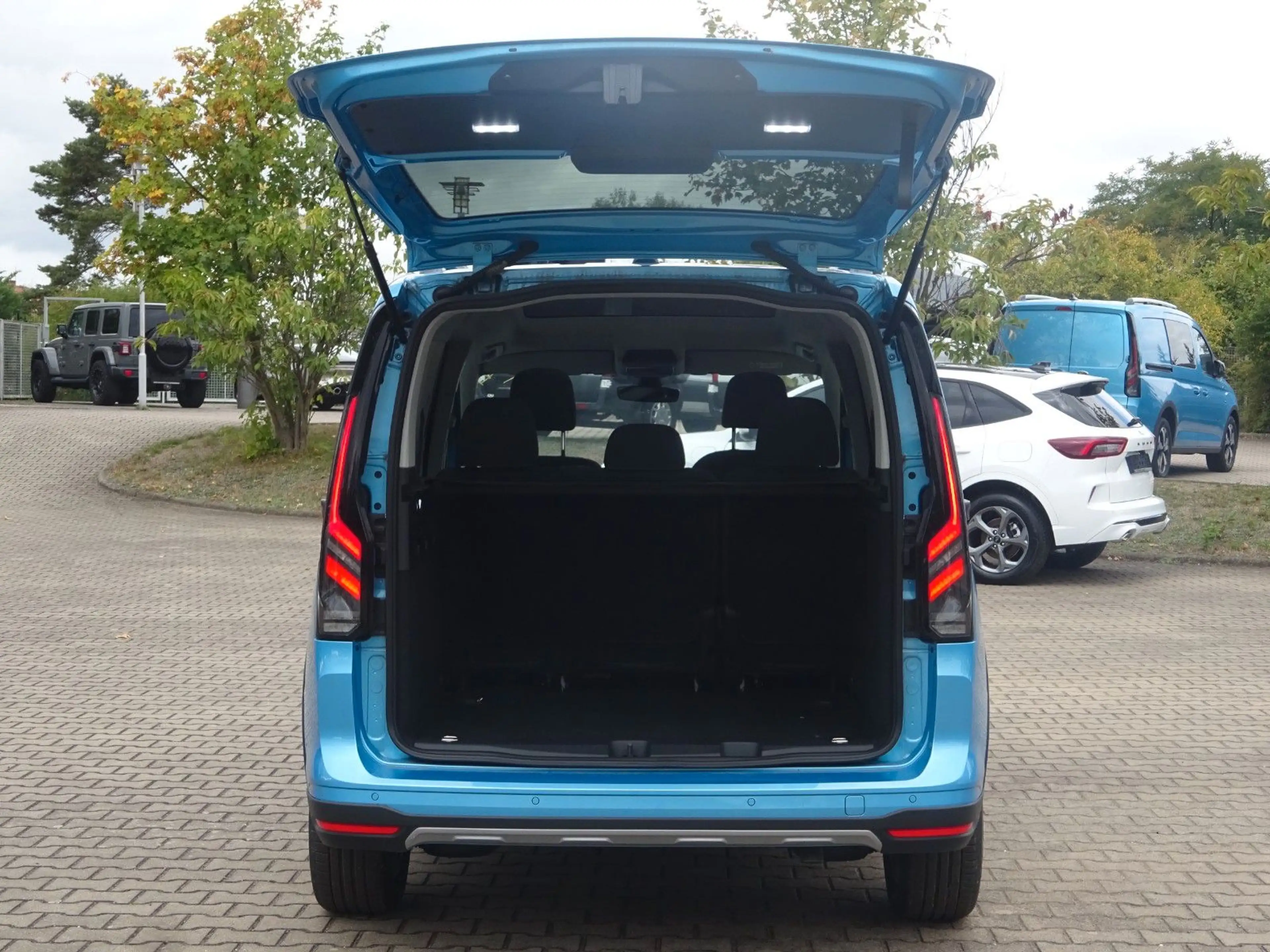 Ford Tourneo Connect L1 Active Aut. Pano Navi Kam ACC — photo 5