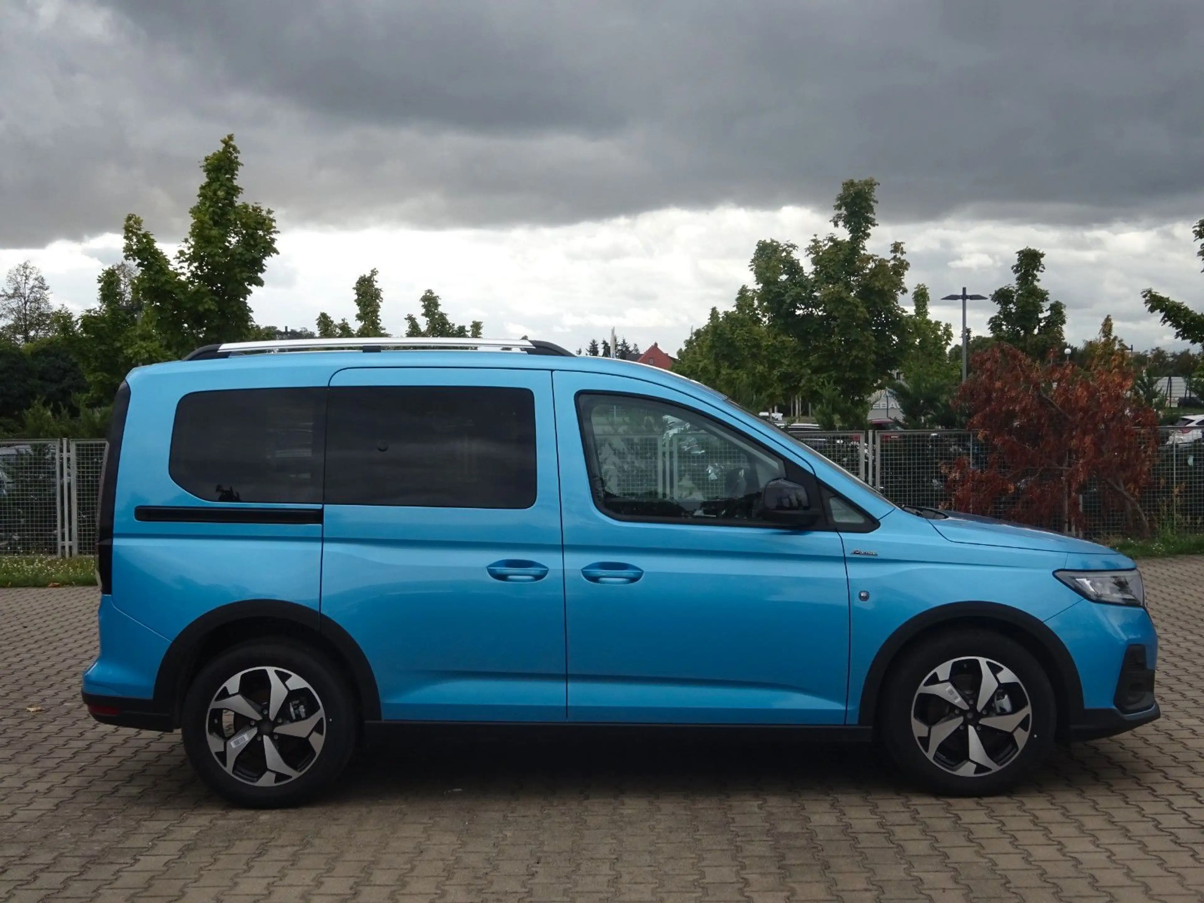Ford Tourneo Connect L1 Active Aut. Pano Navi Kam ACC — photo 9