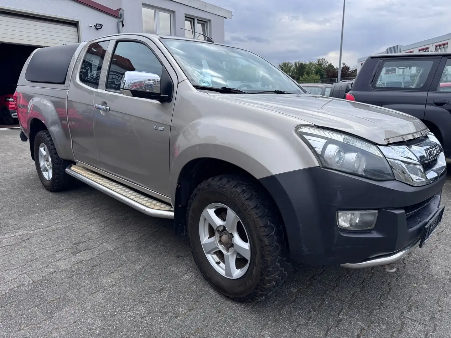 Isuzu D-Max Double Cab 4WD Custom Grau - 2