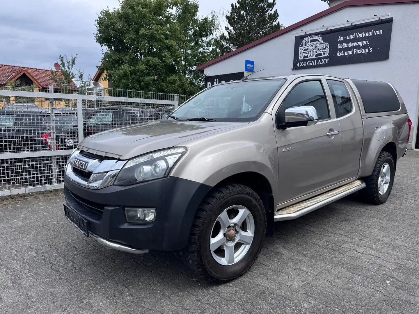 Isuzu D-Max Double Cab 4WD Custom Grau - 1