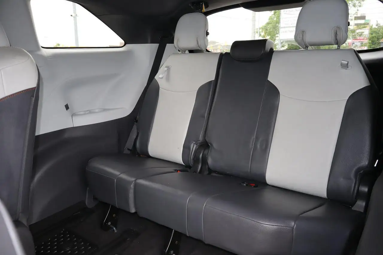 Toyota Sienna снимка Toyota Sienna