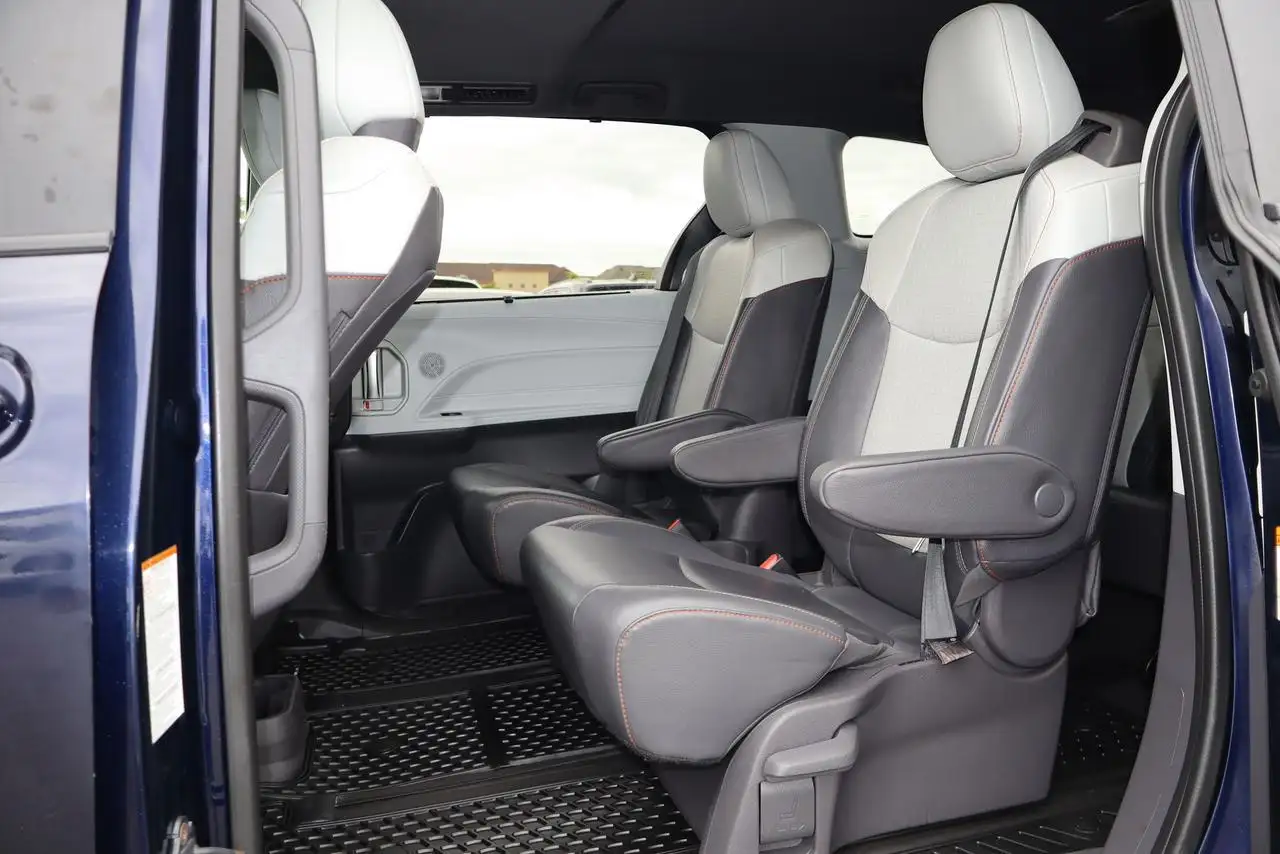 Toyota Sienna снимка Toyota Sienna