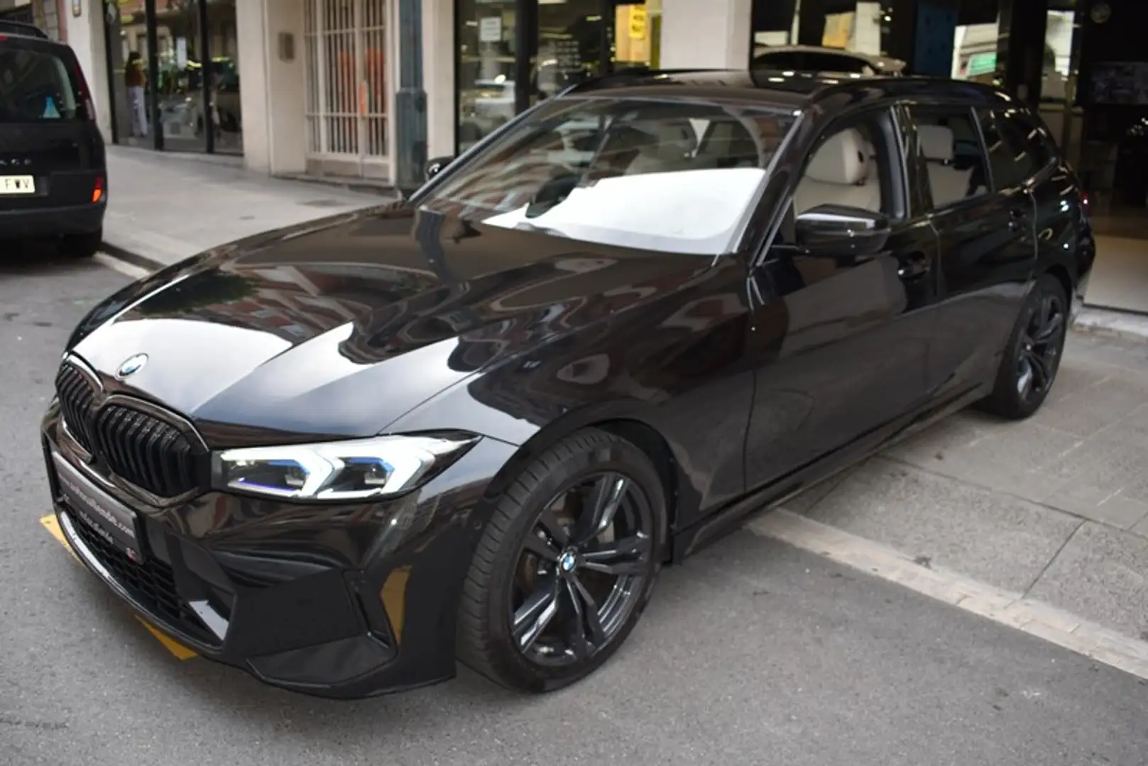 BMW 330 330dA xDrive Touring Zwart - 1