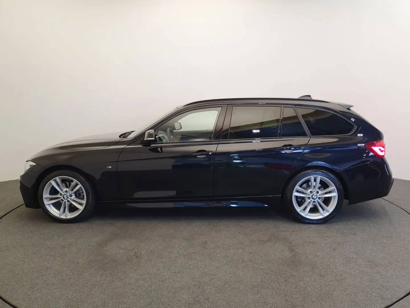 BMW 320 3-serie Touring 320i M-sport Trekhaak, Panoramadak Zwart - 2