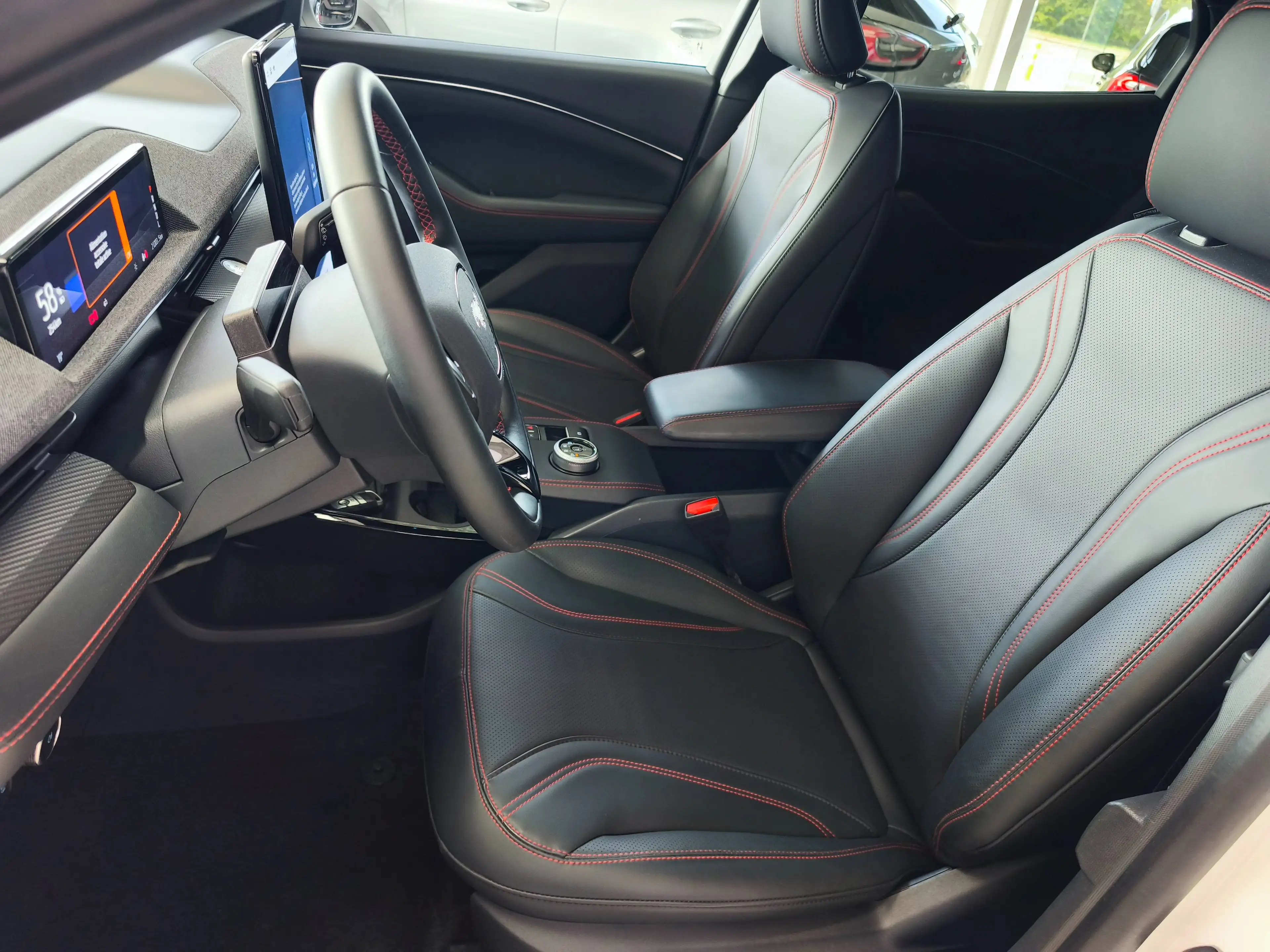 Ford Mustang Mach-E Mustang Mach-E 99 kWh RWD Premium Extended Range — photo 9