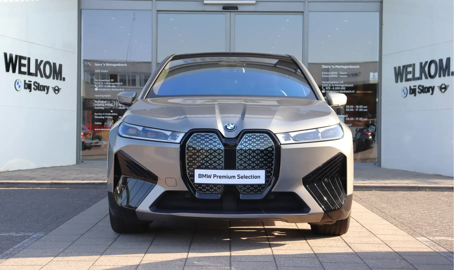 BMW iX xDrive40 Executive / Sportpakket / Panoramadak Sky Grijs - 2