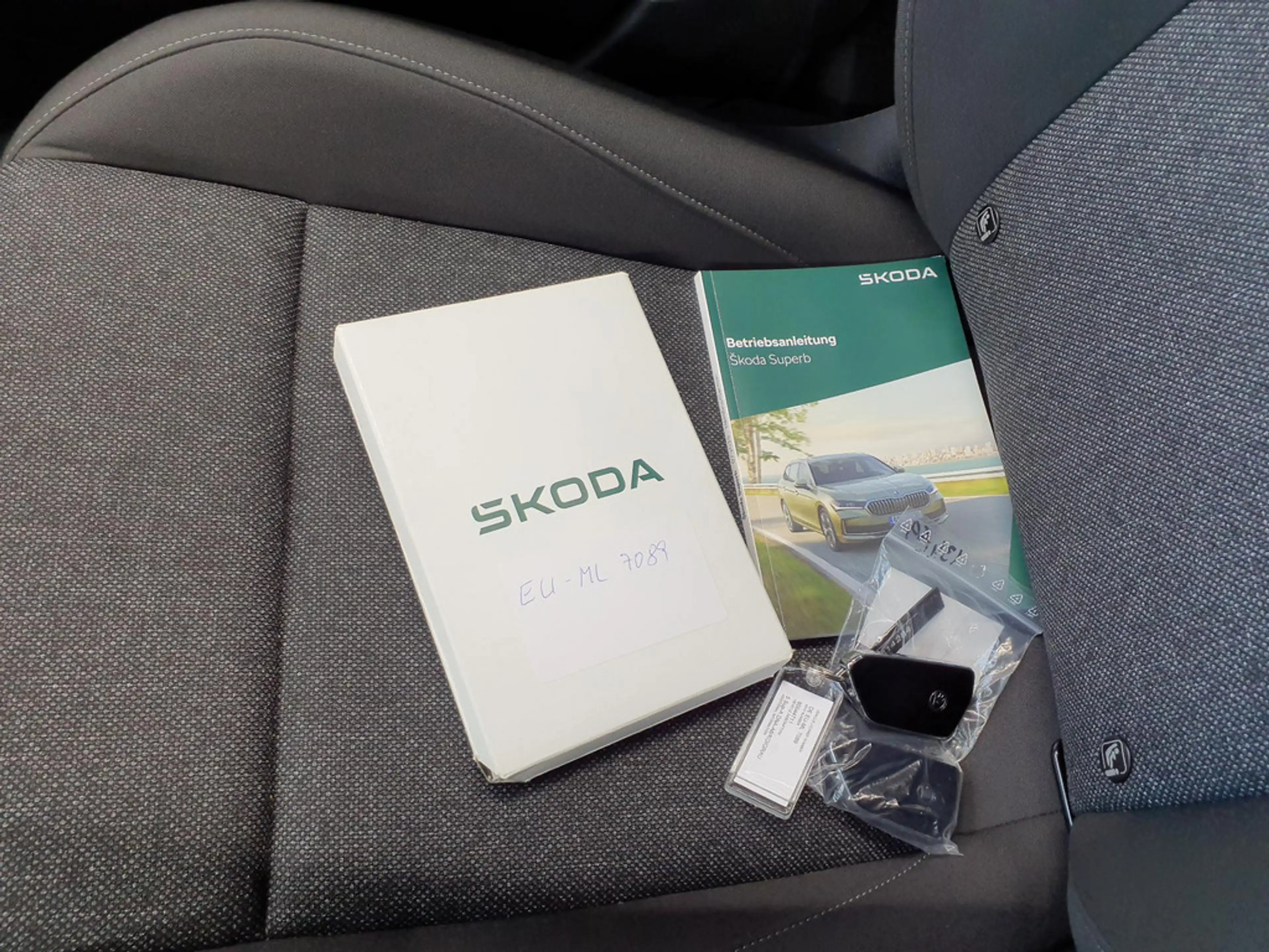Skoda Superb 2.0 TDI Essence SHZ ACC LED NAVI AHK — photo 15